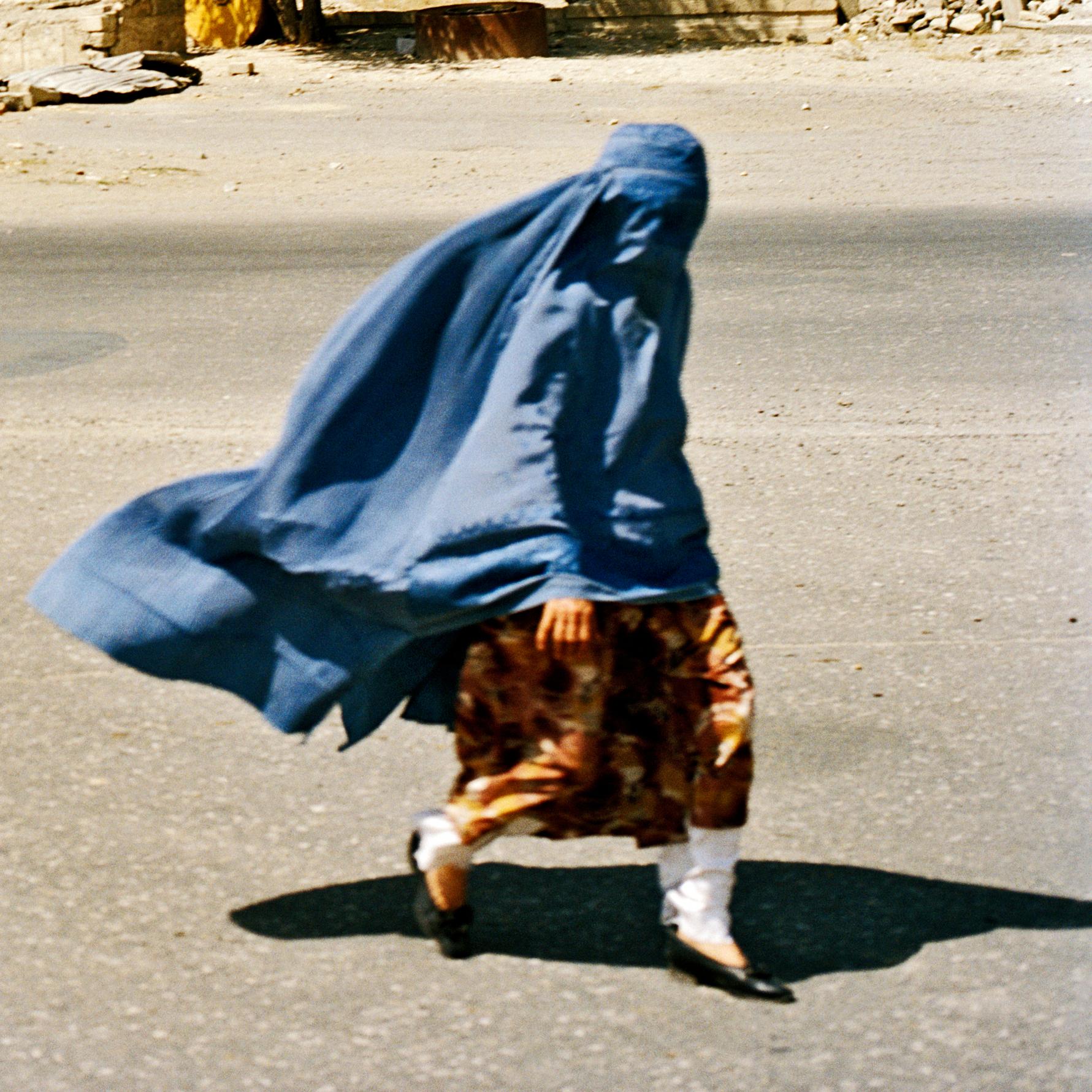 Am Darulaman-Palast, Kabul, August 2003 – Photograph von Jonathan Becker