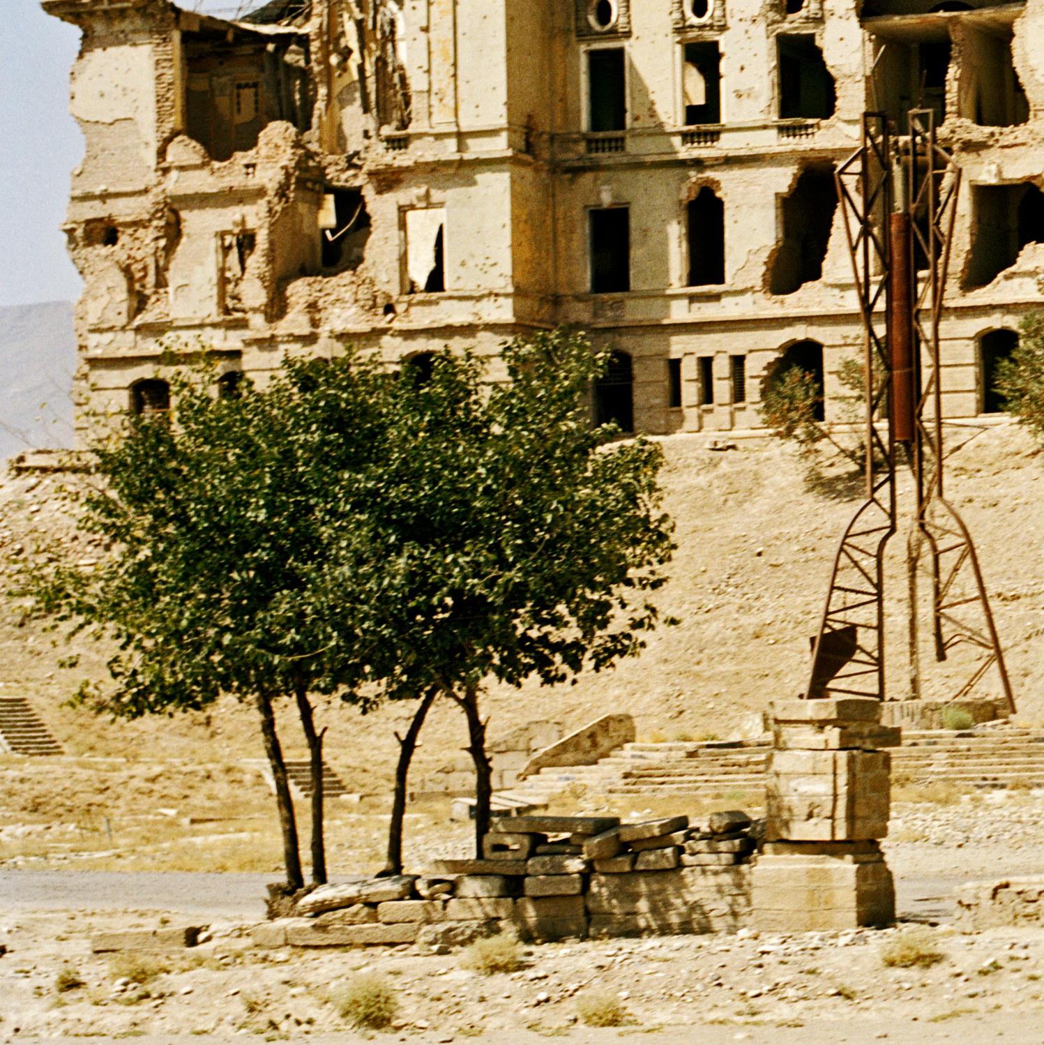 Am Darulaman-Palast, Kabul, August 2003 (Zeitgenössisch), Photograph, von Jonathan Becker
