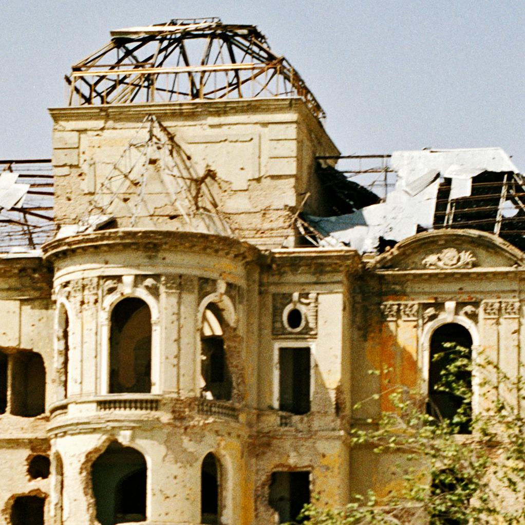 Am Darulaman-Palast, Kabul, August 2003 (Grau), Landscape Photograph, von Jonathan Becker