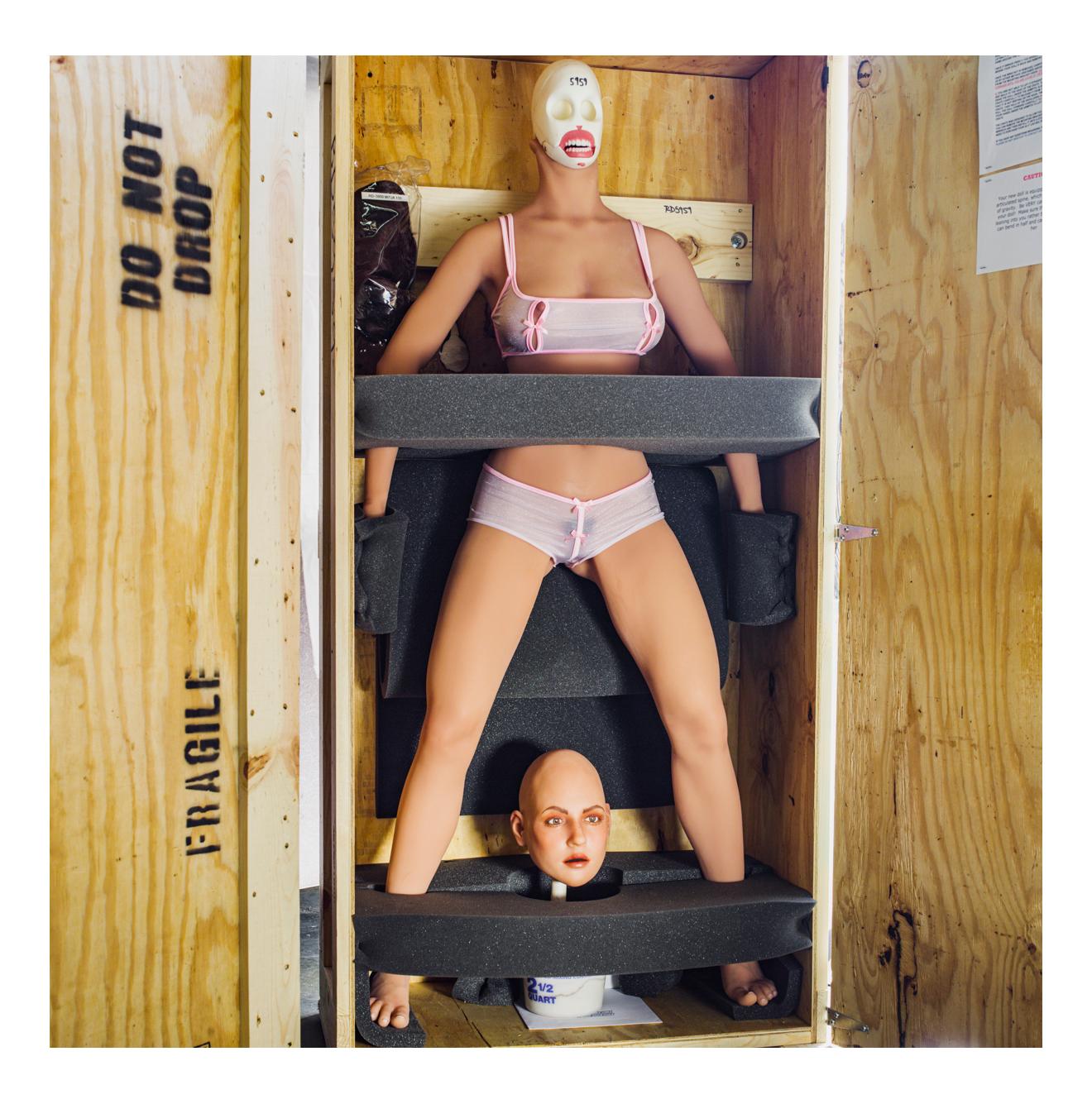 Nude Photograph Jonathan Becker - À la Real Dolls Factory, San Diego, 19 février 2015