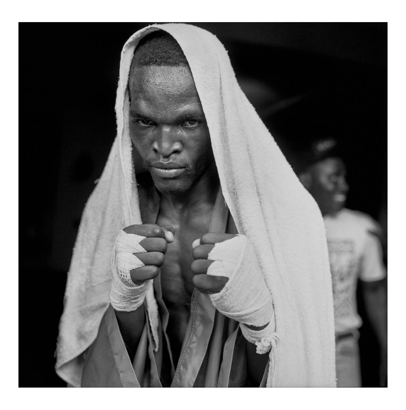 Boxing vs. Zimbabwe, Zambia, April 1994 - Contemporary Photograph by Jonathan Becker