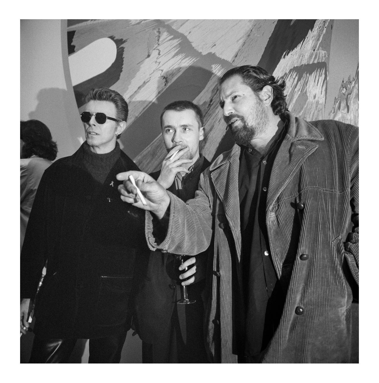 Jonathan Becker Portrait Photograph – David Bowie, Damien Hirst, & Julian Schnabel, New York, 3. Mai 1996