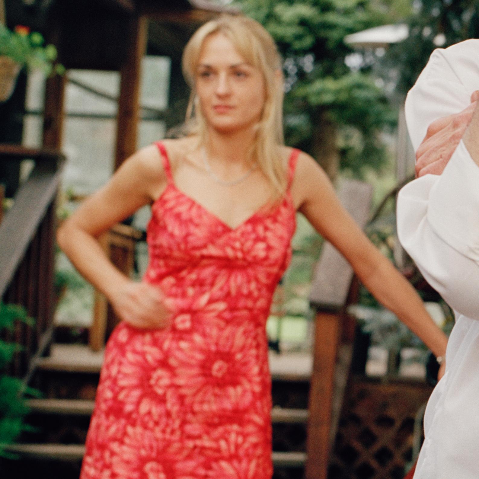 Hunter Thompson et Anita Bejmuk chez eux, Aspen, Colorado, 7 juillet 2002 - Contemporain Photograph par Jonathan Becker