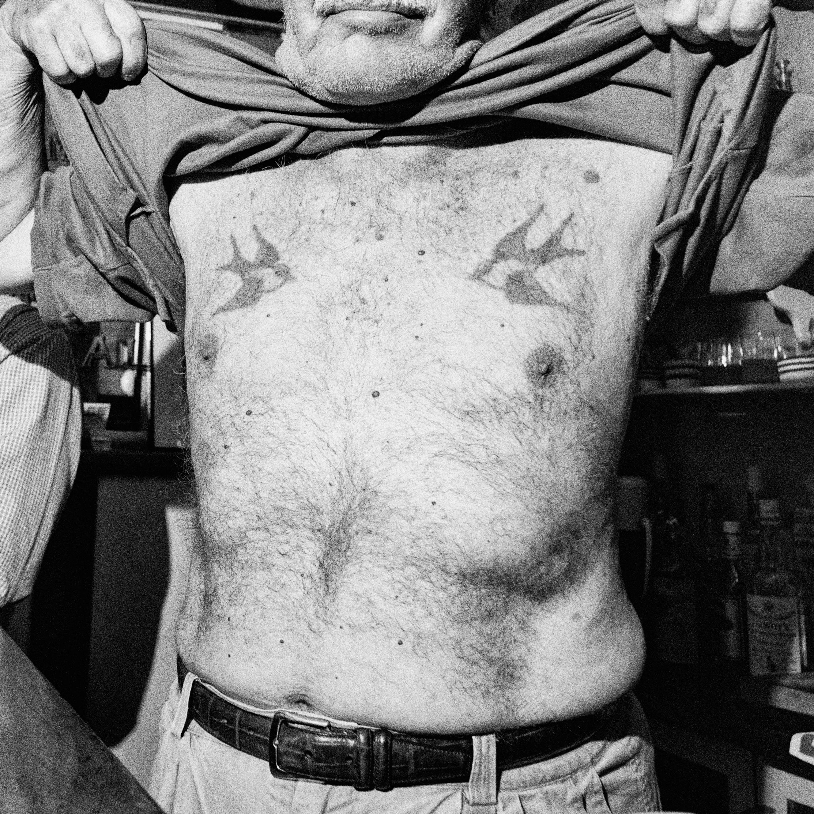 John Chamberlain in der Bar Kim Esteves, Sao Paulo, Brasilien, Oktober 1994 (Zeitgenössisch), Photograph, von Jonathan Becker