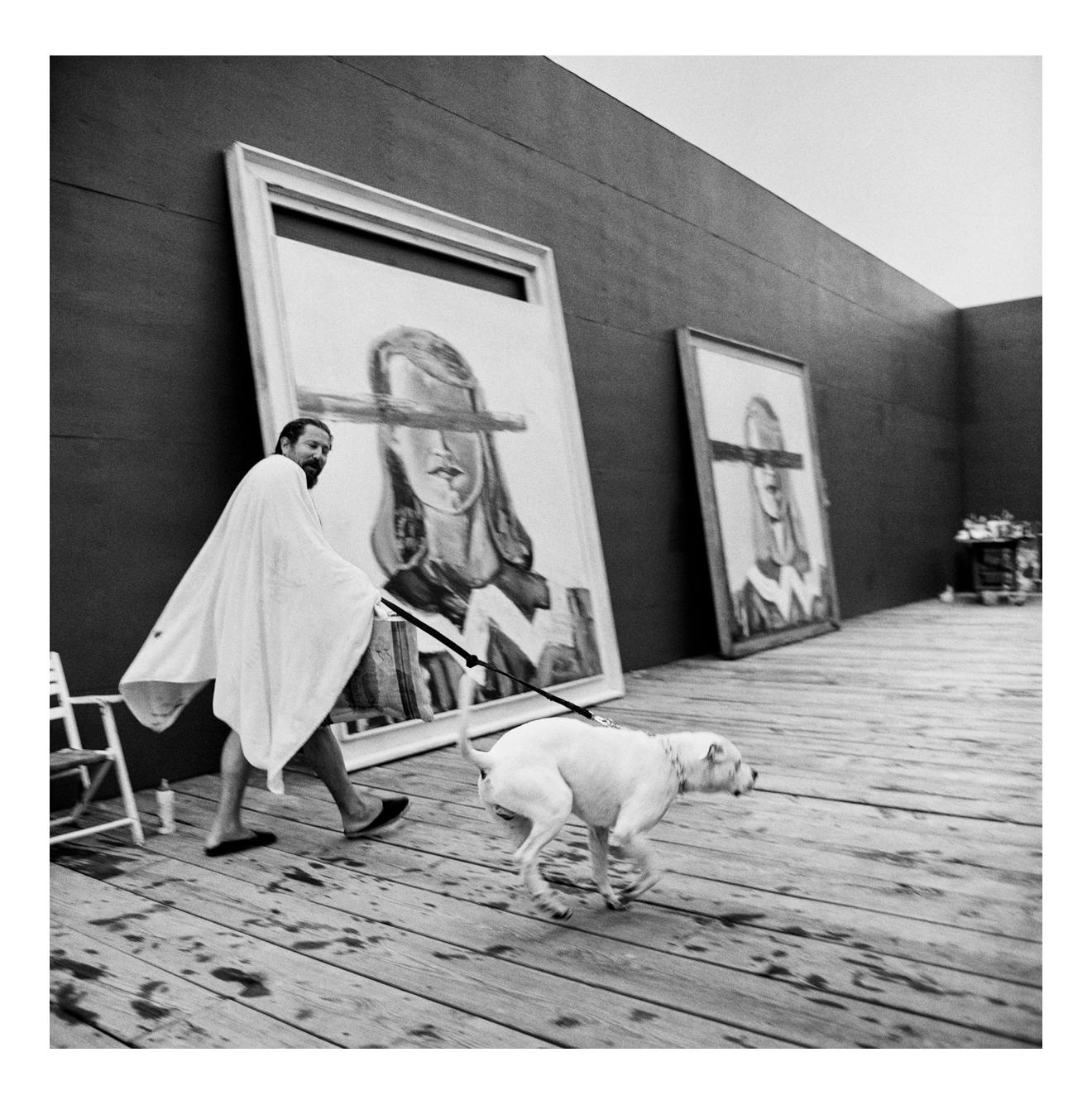 Julian Schnabel in seinem Outdoor-Studio in Montauk, New York, 13. August 2001 (Zeitgenössisch), Photograph, von Jonathan Becker
