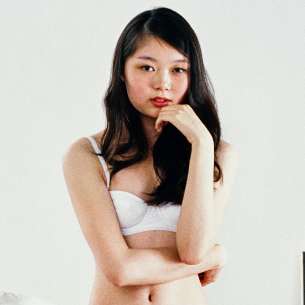 Liu Ye en su estudio con su musa, Pekín, 16 de mayo de 2007 - Portrait Photograph Gris de Jonathan Becker