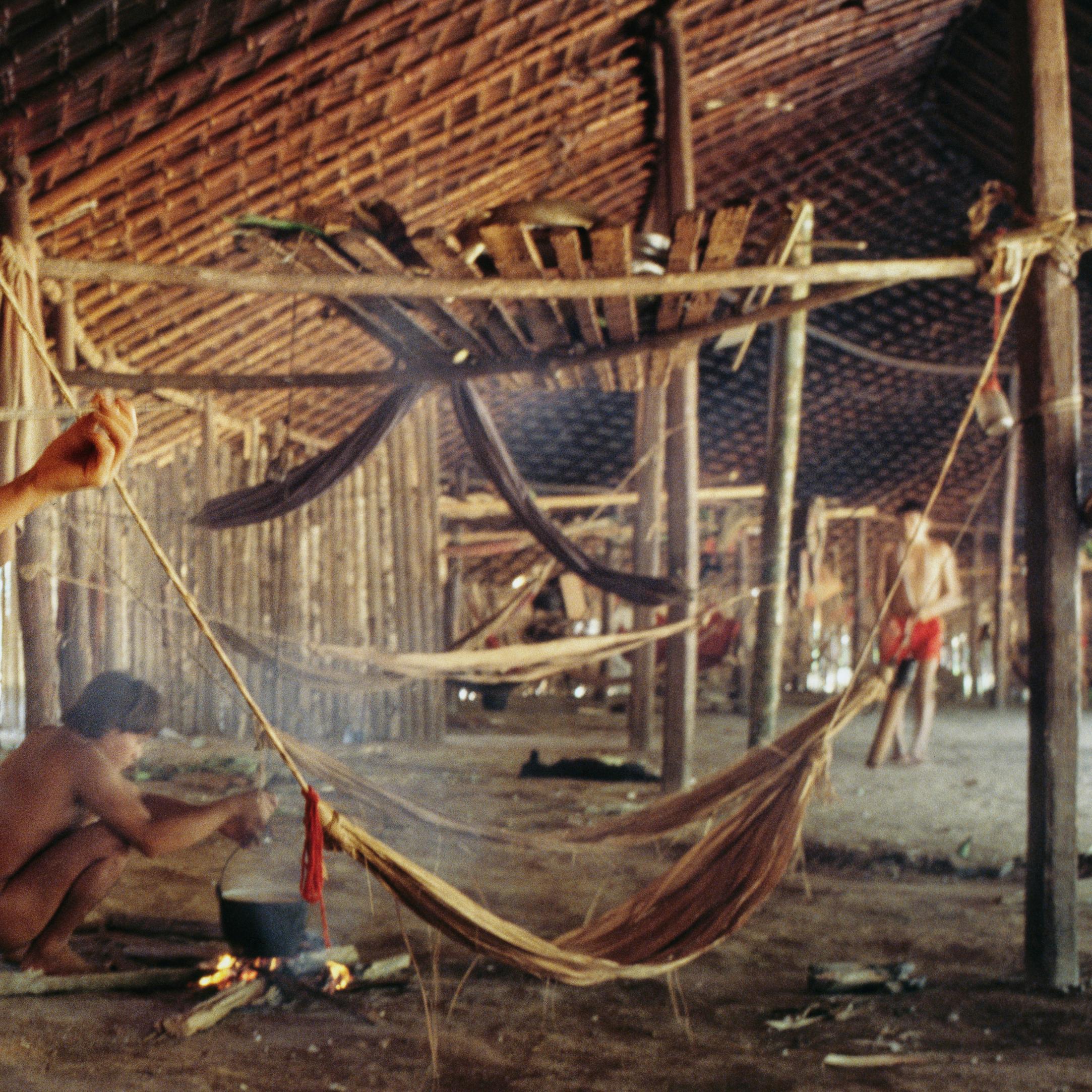 Yanomami, Amazonie, Brésil, janvier 1995 - Contemporain Photograph par Jonathan Becker