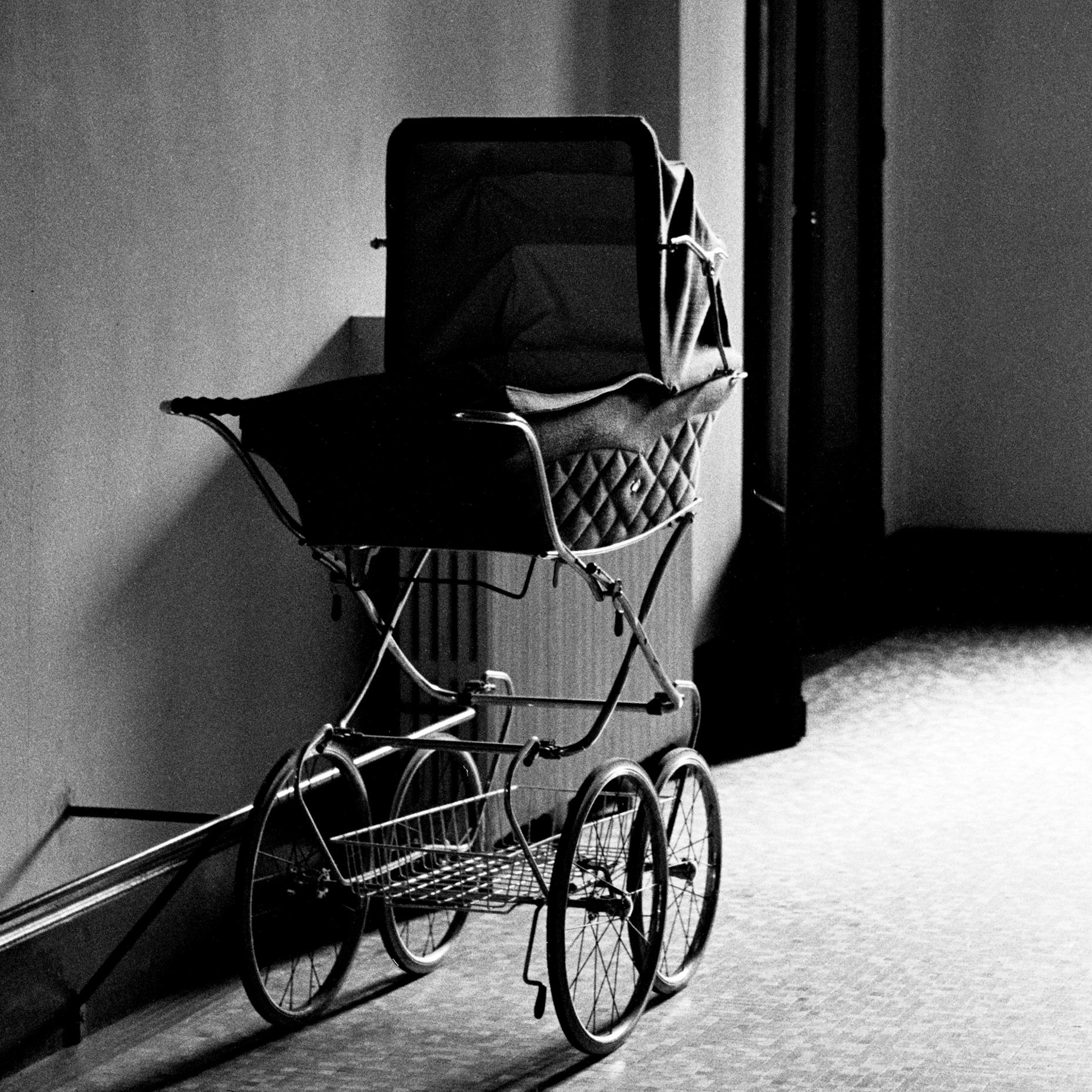Voiture d'enfant, Paris, 1974 - Photograph de Jonathan Becker