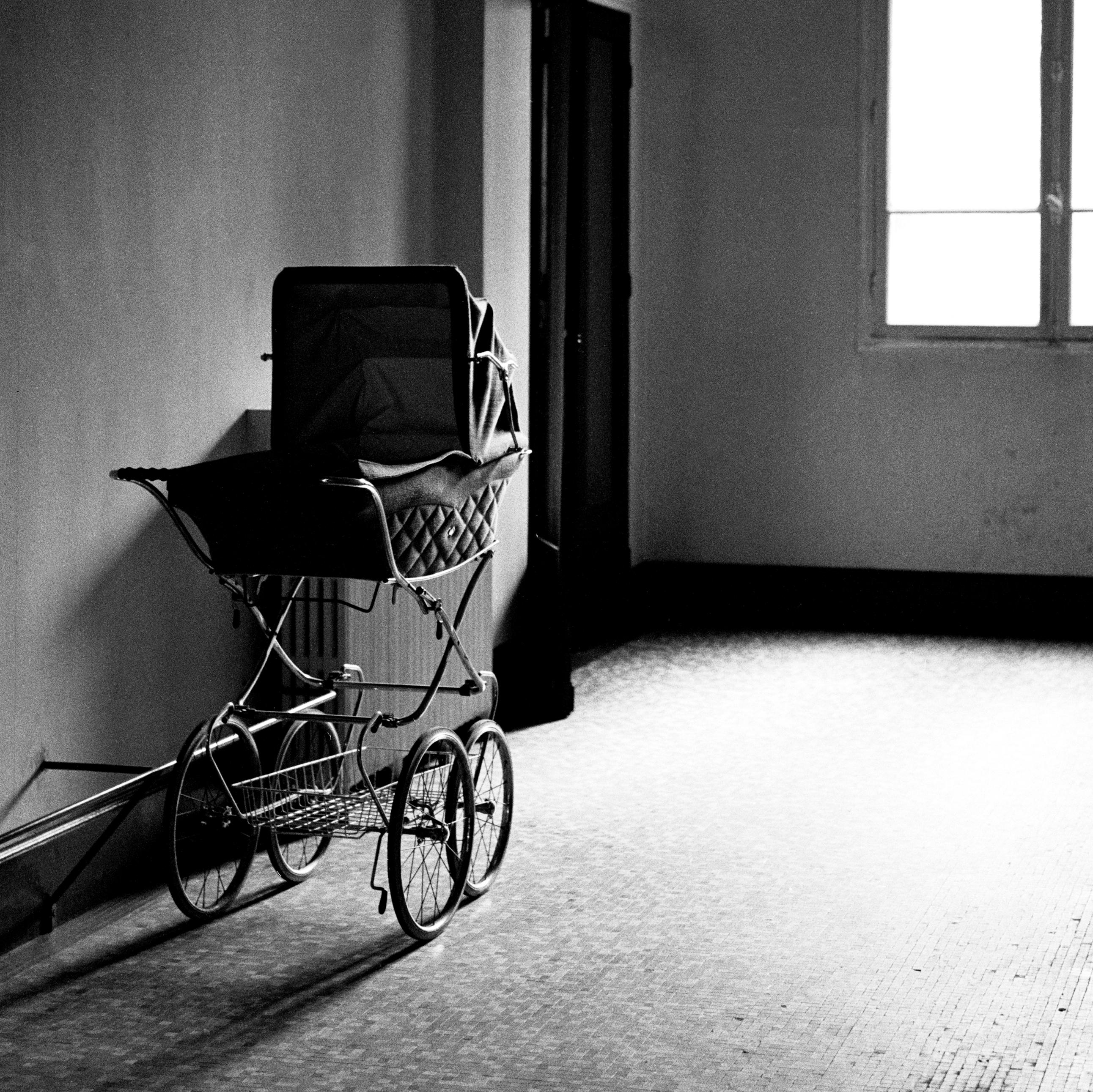 Voiture d'enfant, Paris, 1974 - Contemporain Photograph par Jonathan Becker