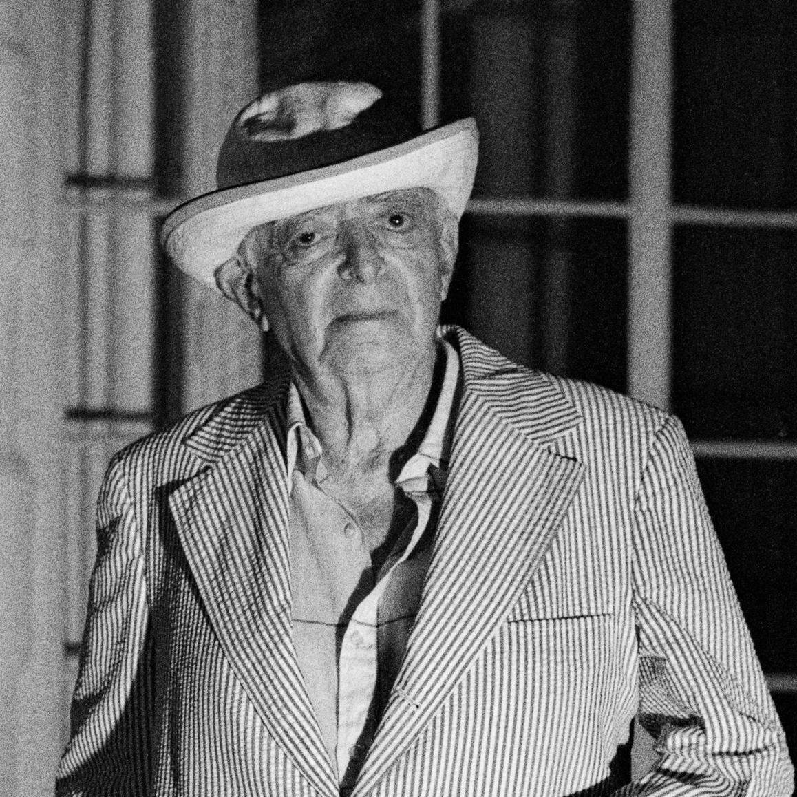 Brassaï auf seiner letzten Nachtwanderung, Beaulieu, Juni 1984 – Photograph von Jonathan Becker