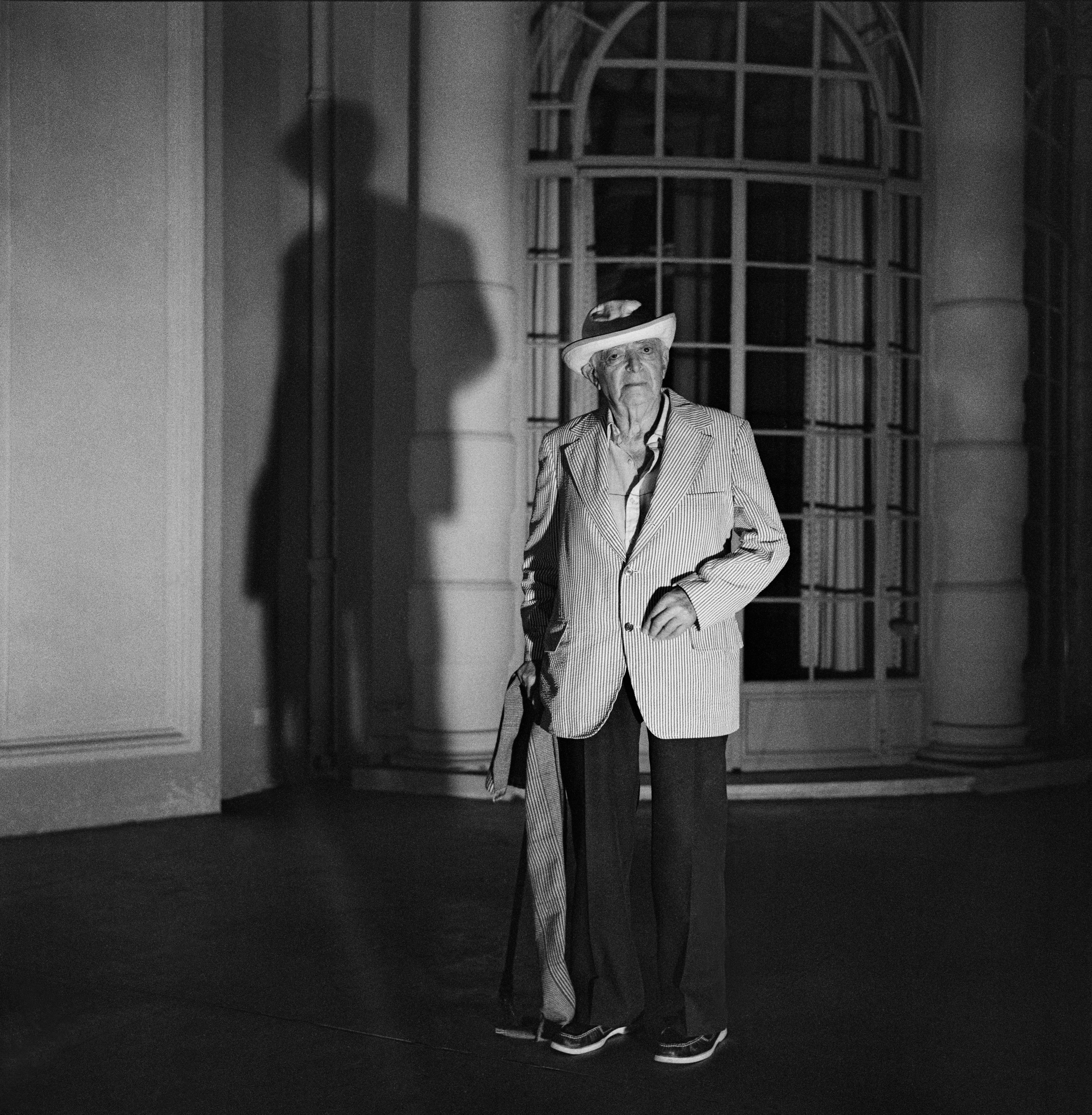 Jonathan Becker Black and White Photograph – Brassaï auf seiner letzten Nachtwanderung, Beaulieu, Juni 1984