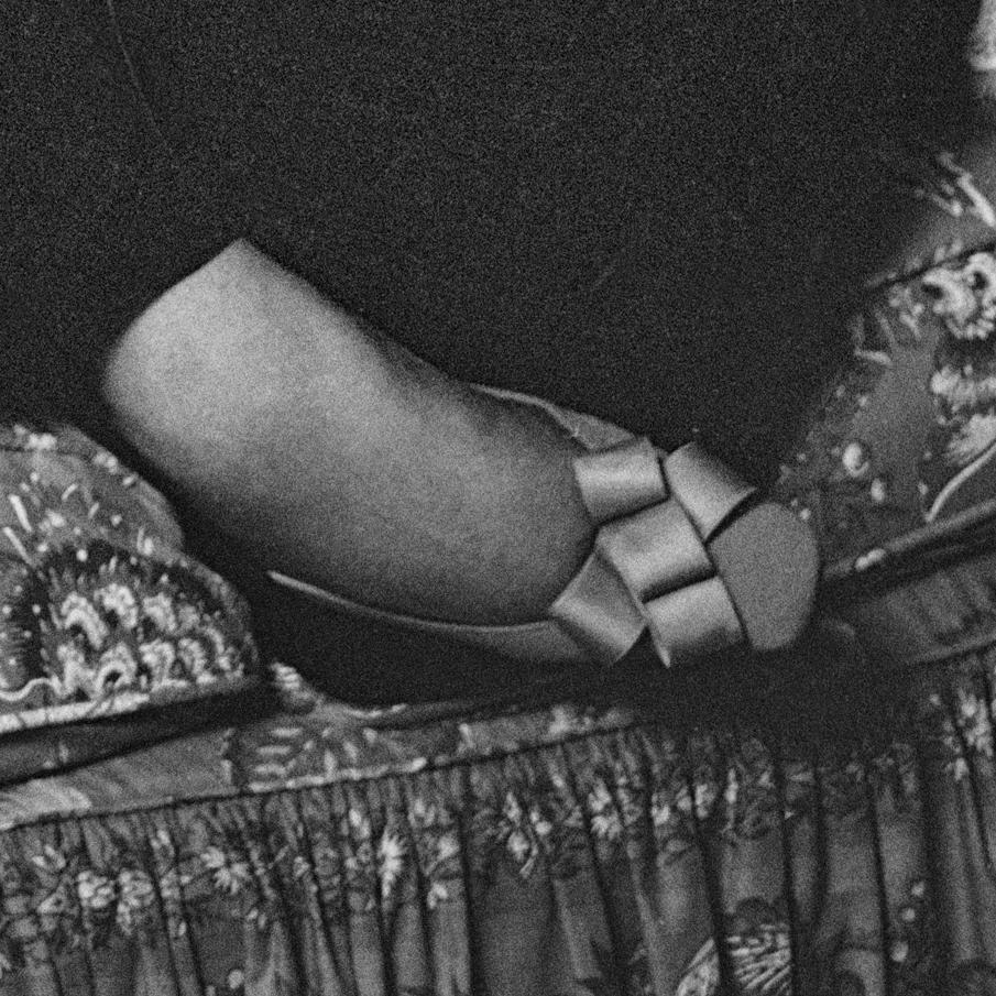 Diana Vreeland chez elle, 550 Park Avenue, New York, 21 juillet 1979 - Noir Black and White Photograph par Jonathan Becker