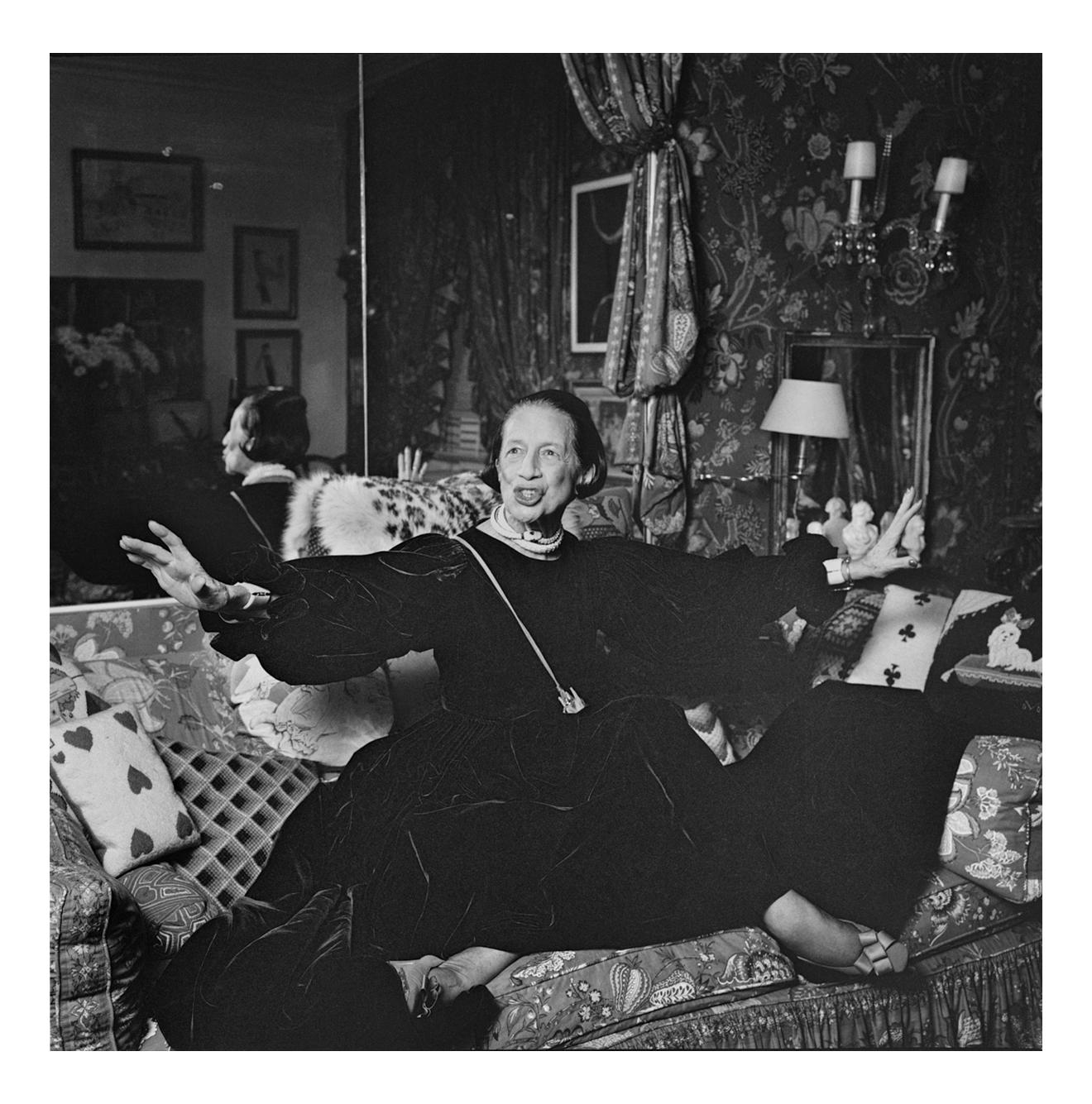 Black and White Photograph Jonathan Becker - Diana Vreeland chez elle, 550 Park Avenue, New York, 21 juillet 1979