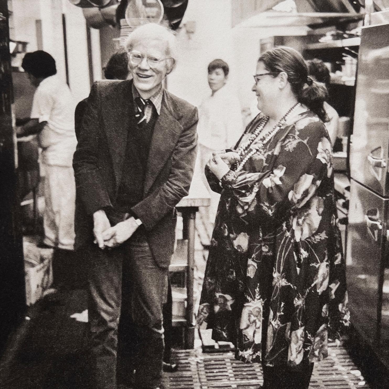 Elaine's Kitchen – Andy Warhol und Elaine,  New York, 1976 – Photograph von Jonathan Becker