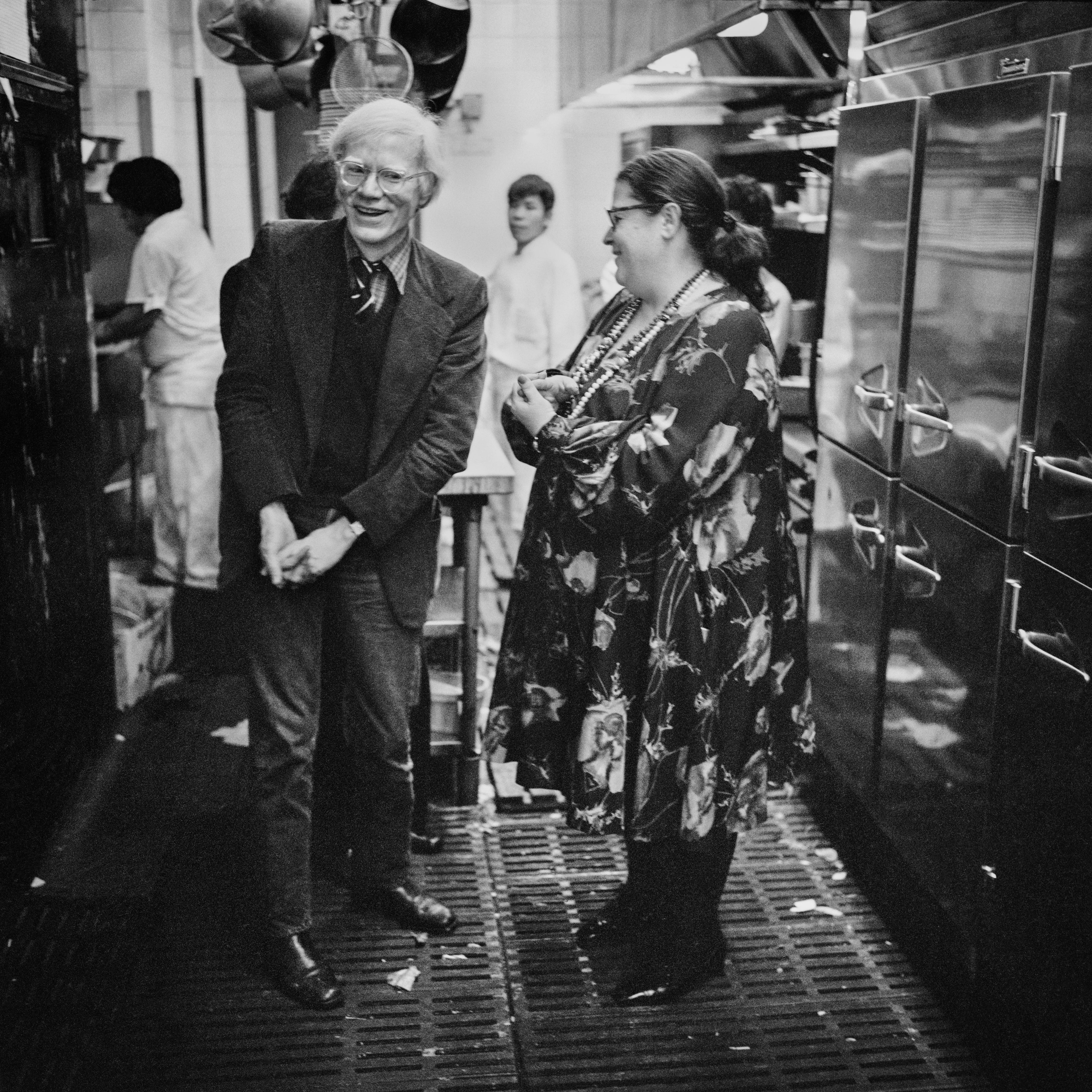Elaine's Kitchen – Andy Warhol und Elaine,  New York, 1976 (Grau), Portrait Photograph, von Jonathan Becker