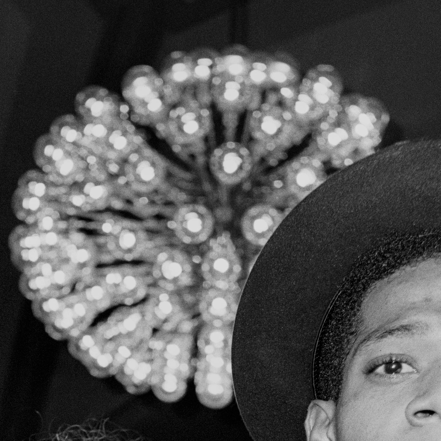 Jean-Michel Basquiat an der Brooklyn Academy of Music, 1. Oktober 1985 (Schwarz), Black and White Photograph, von Jonathan Becker