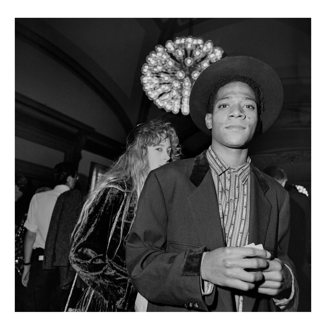 Jonathan Becker Black and White Photograph – Jean-Michel Basquiat an der Brooklyn Academy of Music, 1. Oktober 1985