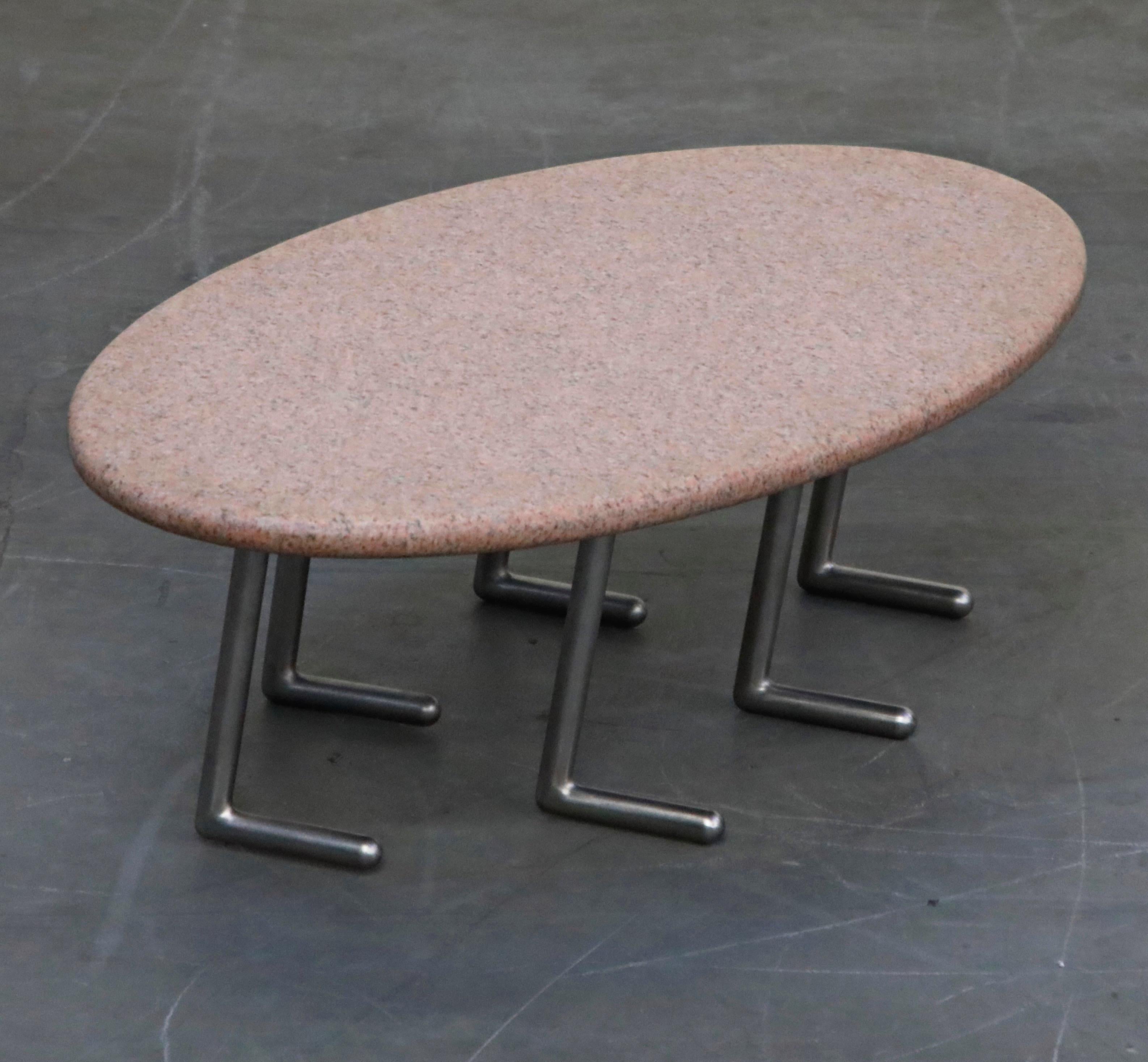 Tant de caractère et de charme dans cette sculpture postmoderne signée qui fait également office de table basse. Jonathan Bonner est un artiste sculpteur accompli, connu pour son travail en solo et sa collaboration avec Judy Kensley McKie. Cette