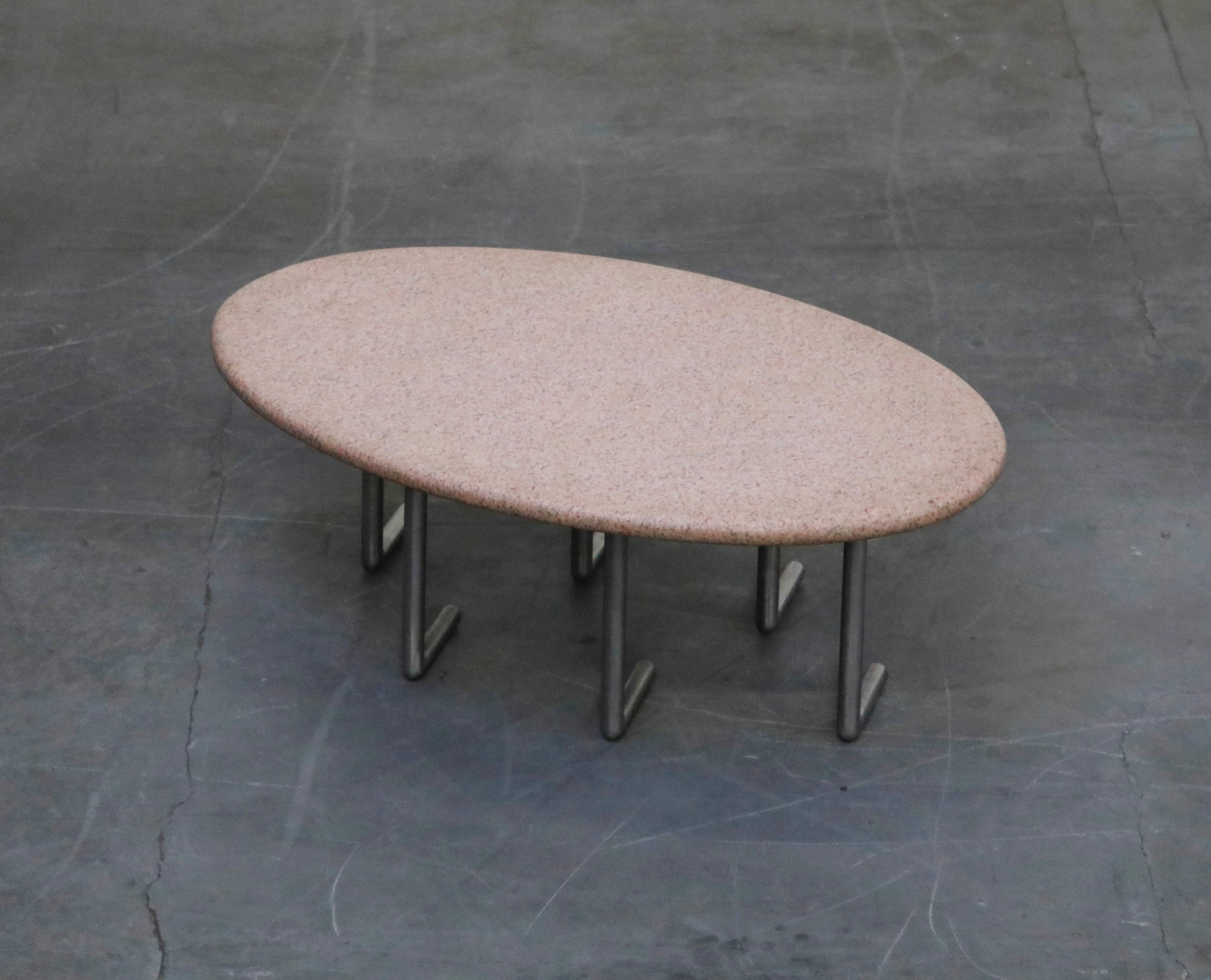 Aluminium Table basse postmoderne en granit Jonathan Bonner:: circa 1980:: Signé en vente
