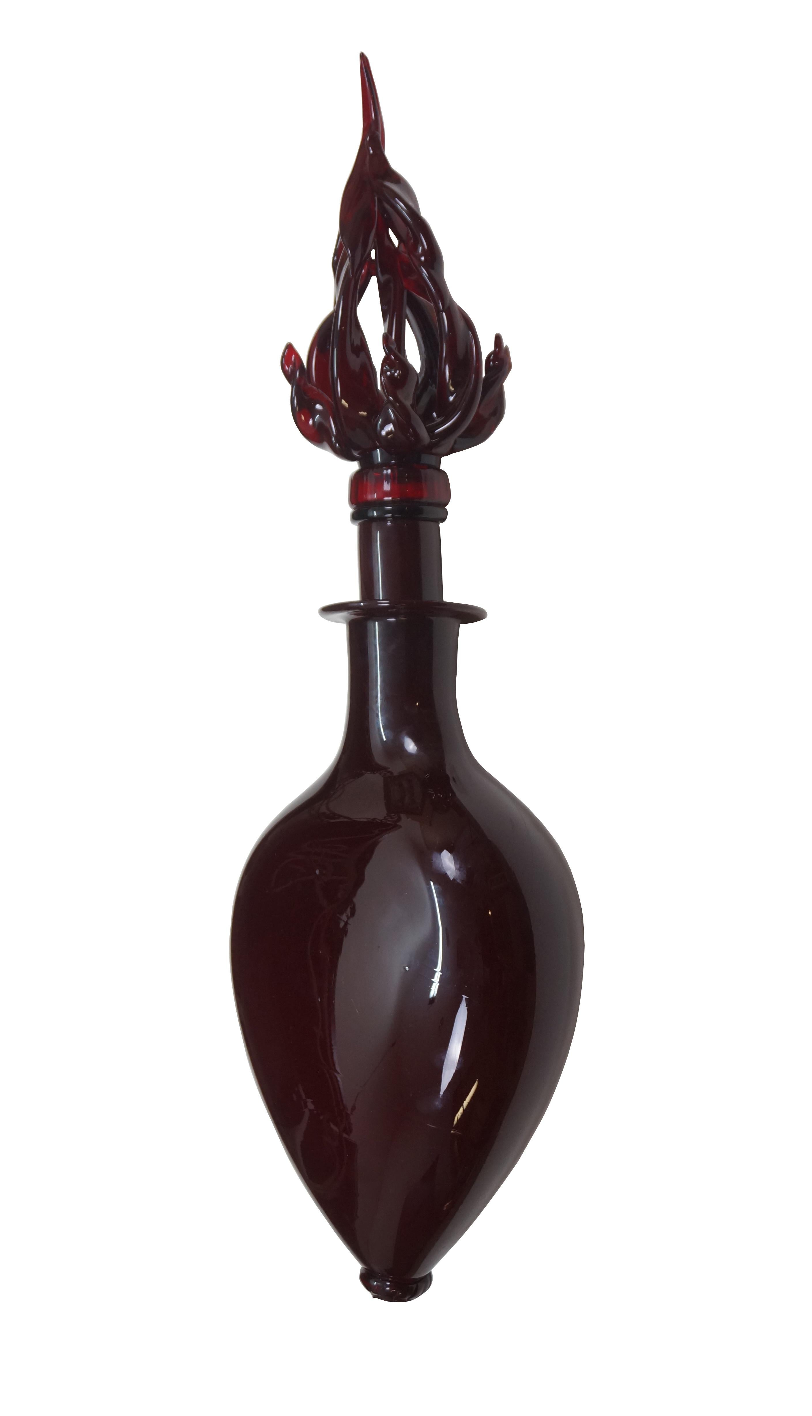 Rare carafe / bouteille surdimensionnée vintage Jonathan Christie des années 1990. Fabriqué en verre d'art épais rouge rubis soufflé à la main, avec une bouteille en forme de goutte d'eau ou de cœur et un bouchon coiffé d'une flamme torsadée.