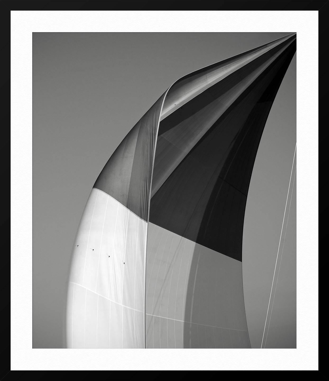 ÜBER DIESES WERK: Seit 2008 wird der Kunstfotograf Jonathan Chritchley regelmäßig zu den klassischen Yachtregatten an der legendären Côte d'Azur in Frankreich eingeladen und arbeitet in und um die Gewässer vor so glamourösen Orten wie Saint-Tropez,
