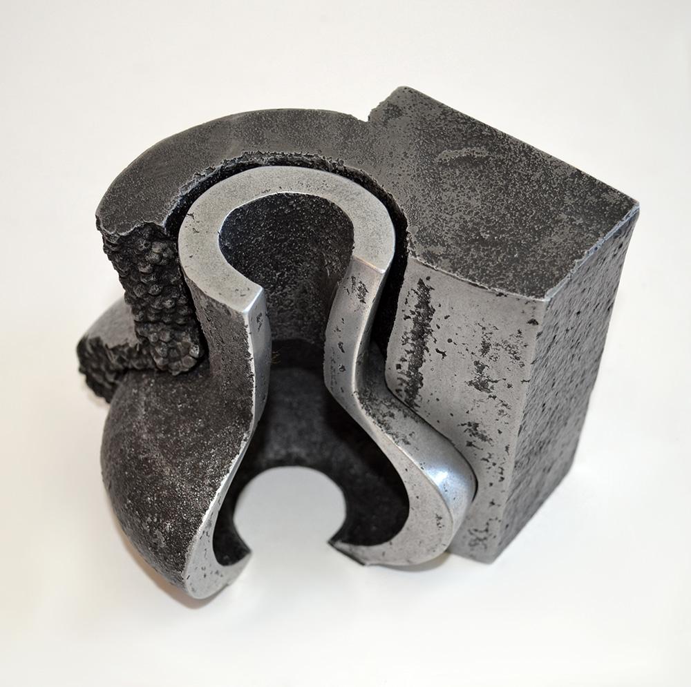 Sculpture en forme d'aiguière en aluminium coulé au sable de Jonathan Clarke avec base ajustée, Royaume-Uni, années 80 en vente 2