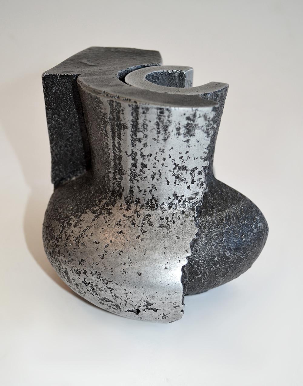 Moderne Sculpture en forme d'aiguière en aluminium coulé au sable de Jonathan Clarke avec base ajustée, Royaume-Uni, années 80 en vente