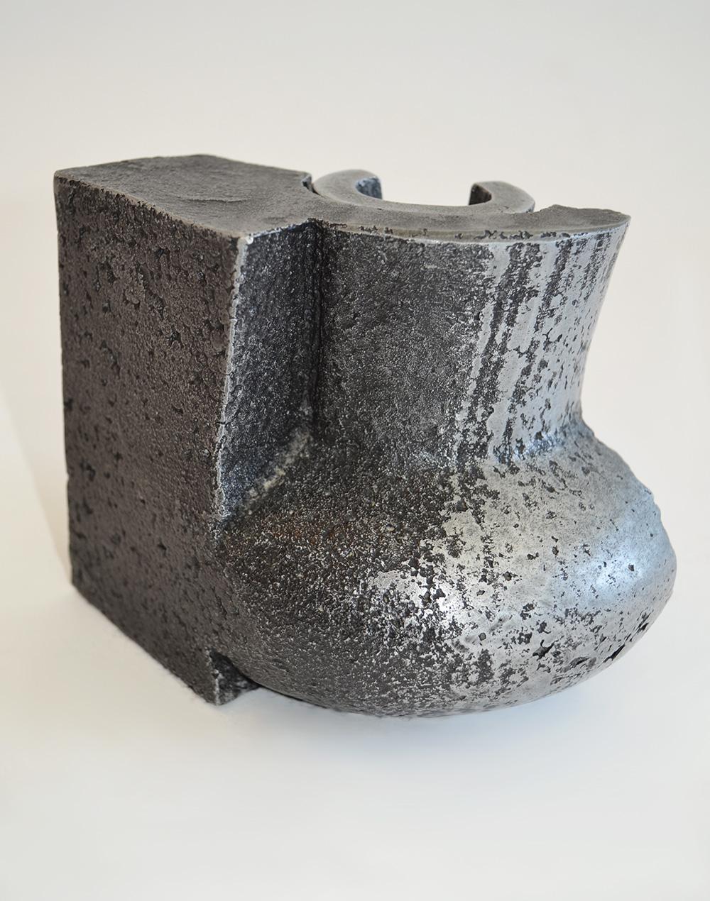 Britannique Sculpture en forme d'aiguière en aluminium coulé au sable de Jonathan Clarke avec base ajustée, Royaume-Uni, années 80 en vente