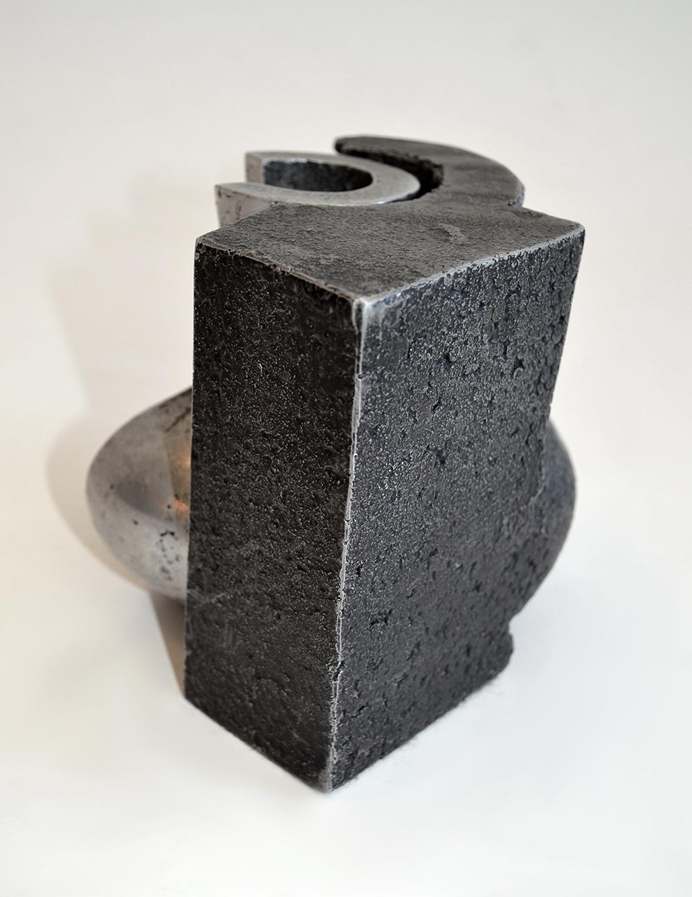Moulage Sculpture en forme d'aiguière en aluminium coulé au sable de Jonathan Clarke avec base ajustée, Royaume-Uni, années 80 en vente