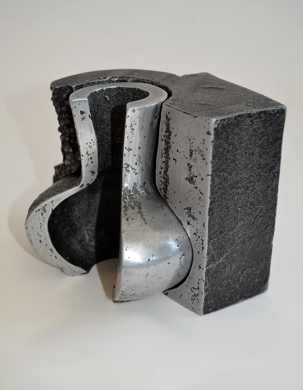 Sculpture en forme d'aiguière en aluminium coulé au sable de Jonathan Clarke avec base ajustée, Royaume-Uni, années 80 Bon état - En vente à Fort Lauderdale, FL