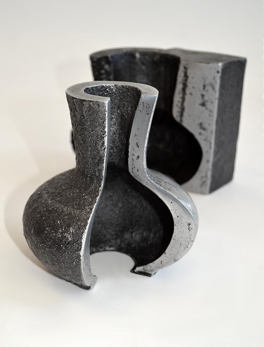 20ième siècle Sculpture en forme d'aiguière en aluminium coulé au sable de Jonathan Clarke avec base ajustée, Royaume-Uni, années 80 en vente