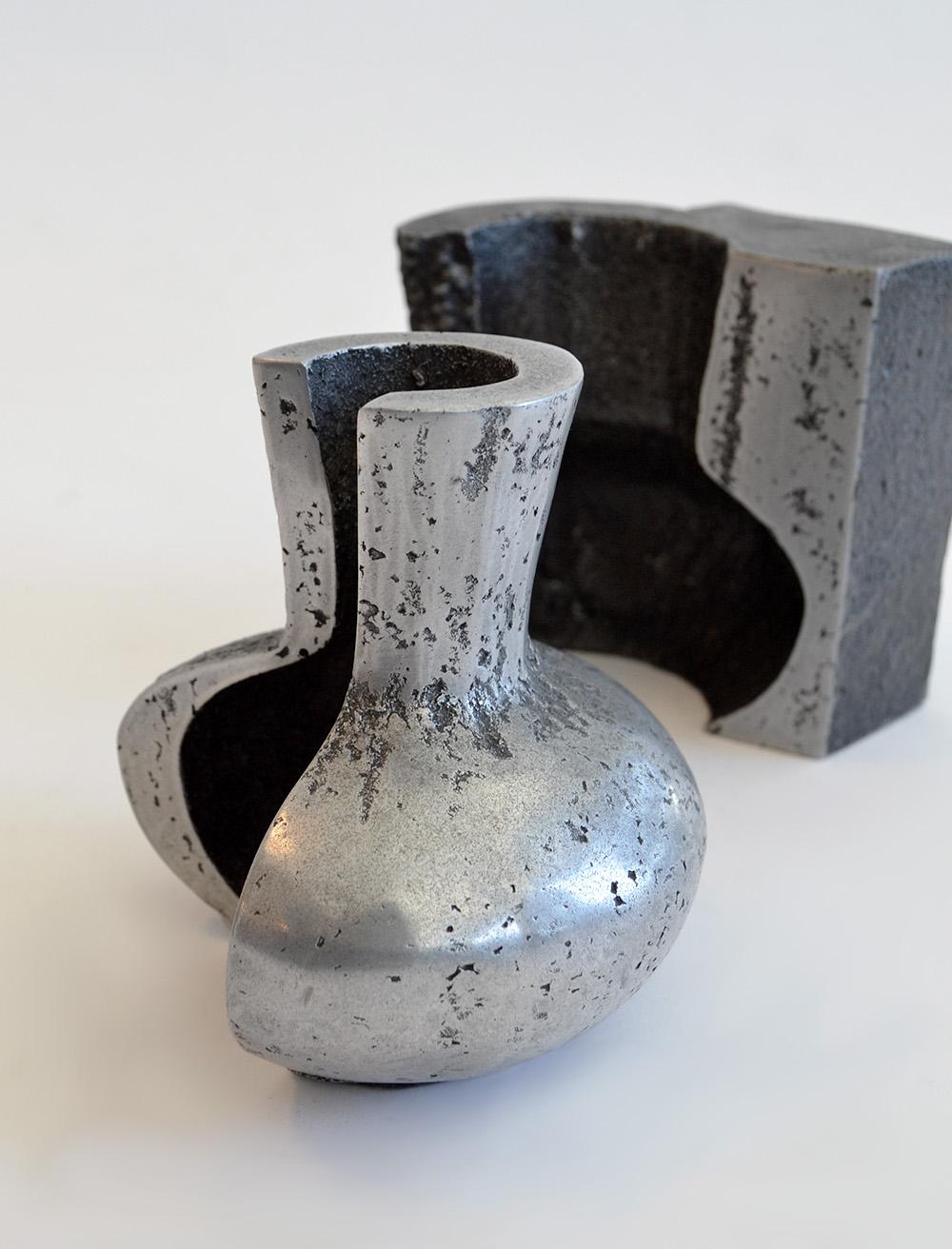 Aluminium Sculpture en forme d'aiguière en aluminium coulé au sable de Jonathan Clarke avec base ajustée, Royaume-Uni, années 80 en vente
