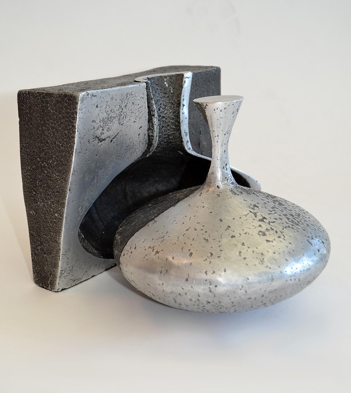 Moderno Scultura in alluminio sabbioso a forma di brocca in due pezzi di Jonathan Clarke, Regno Unito, anni '80 in vendita