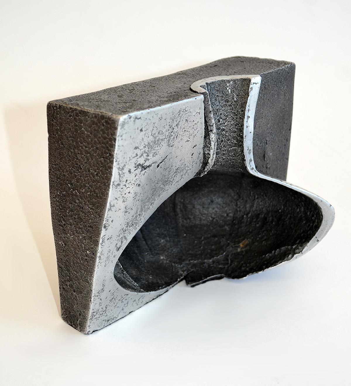 Britannico Scultura in alluminio sabbioso a forma di brocca in due pezzi di Jonathan Clarke, Regno Unito, anni '80 in vendita