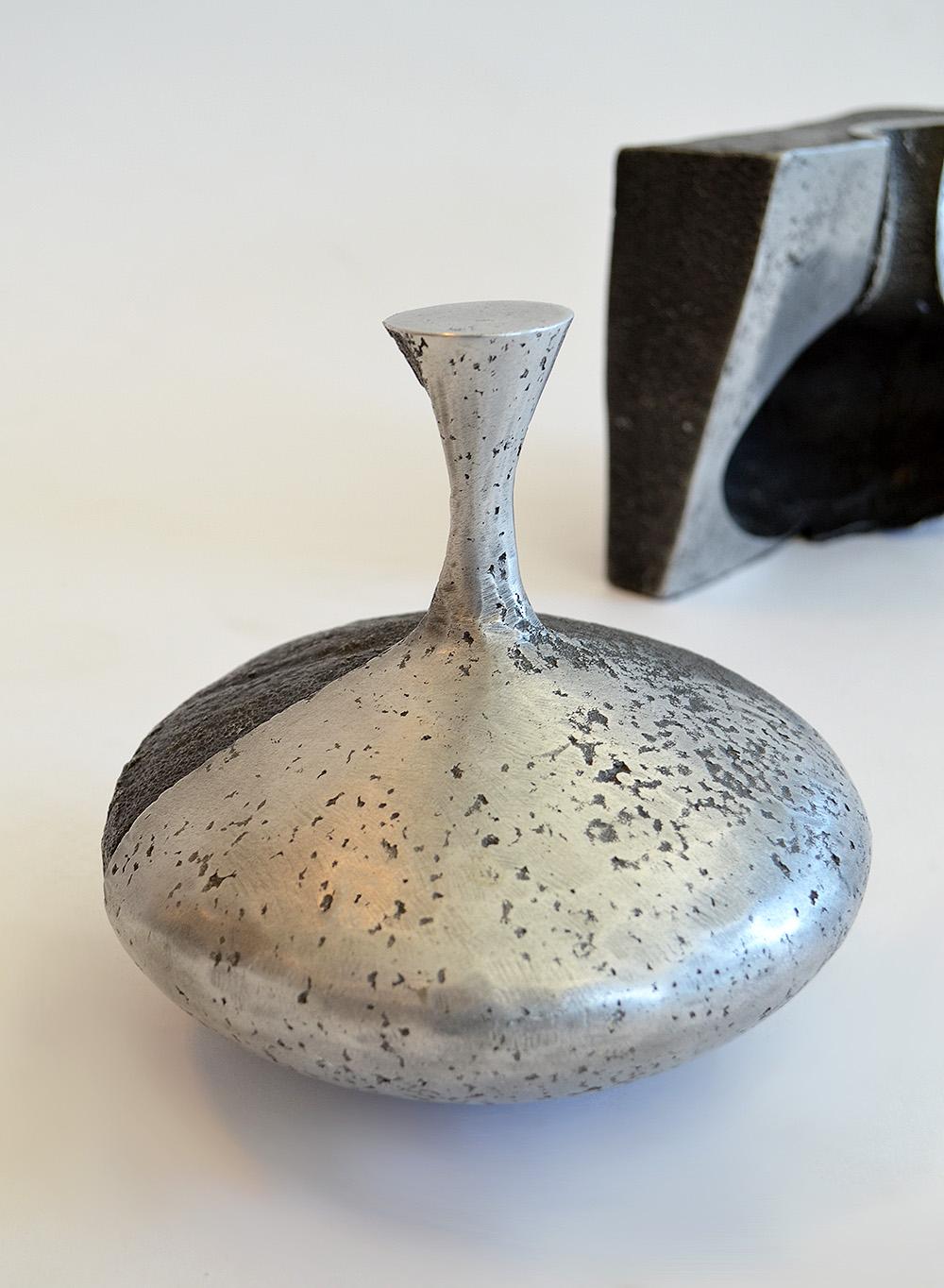 Calco Scultura in alluminio sabbioso a forma di brocca in due pezzi di Jonathan Clarke, Regno Unito, anni '80 in vendita