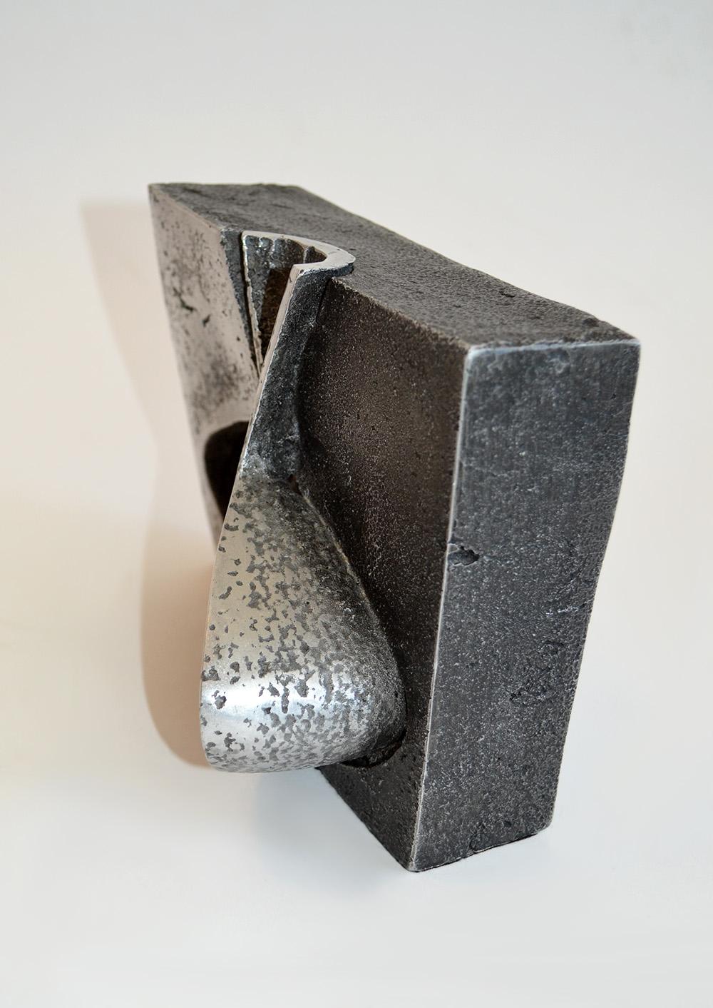 Alluminio Scultura in alluminio sabbioso a forma di brocca in due pezzi di Jonathan Clarke, Regno Unito, anni '80 in vendita