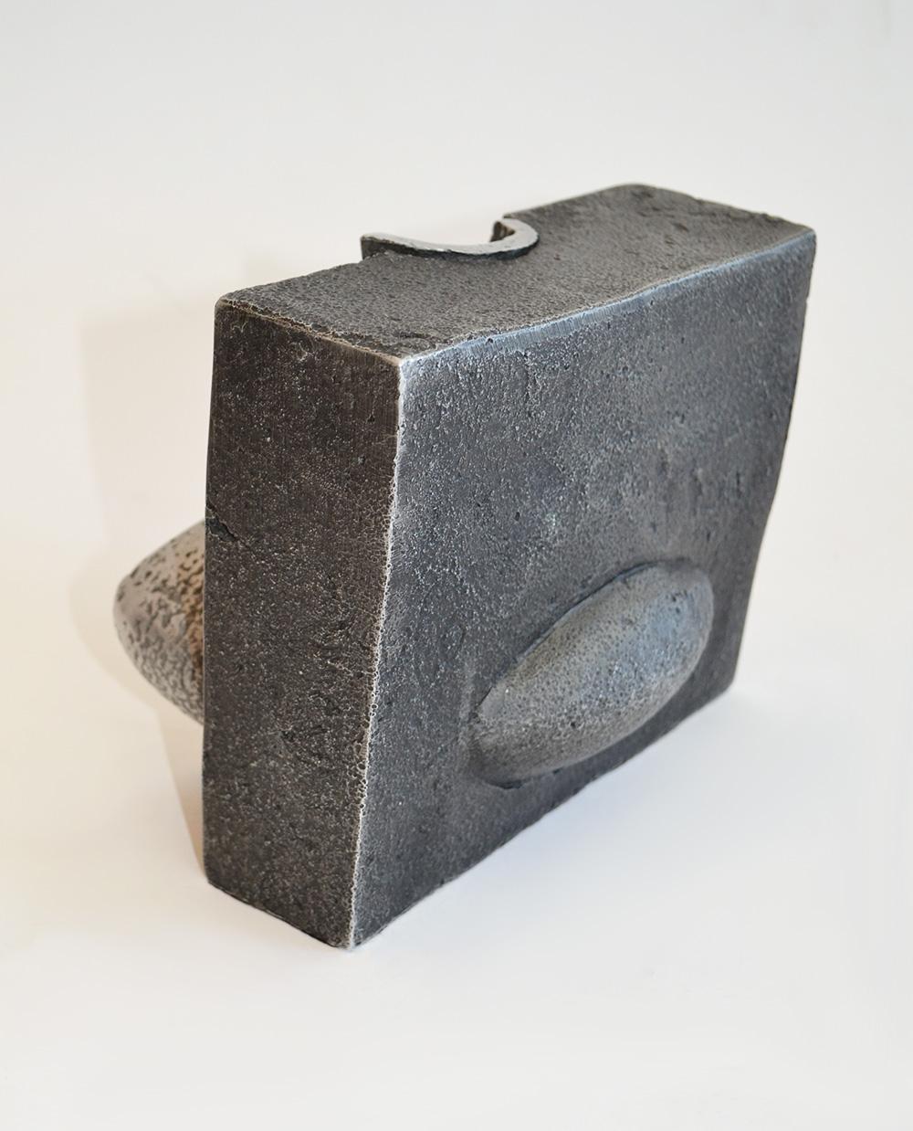 Scultura in alluminio sabbioso a forma di brocca in due pezzi di Jonathan Clarke, Regno Unito, anni '80 in vendita 1