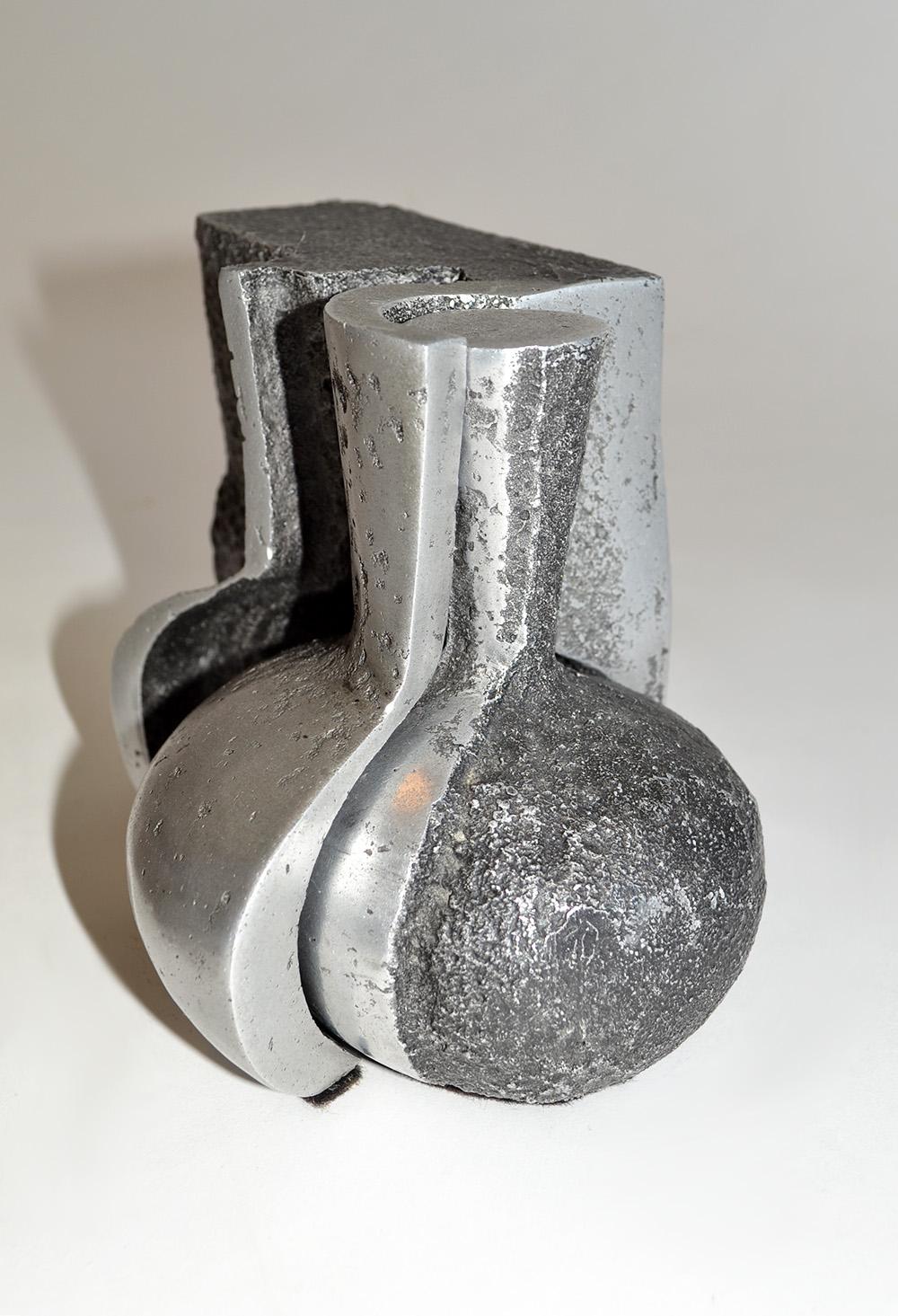 Moderno Jonathan Clarke Scultura in alluminio fuso a sabbia in due pezzi con base montata, Regno Unito, anni '80 in vendita