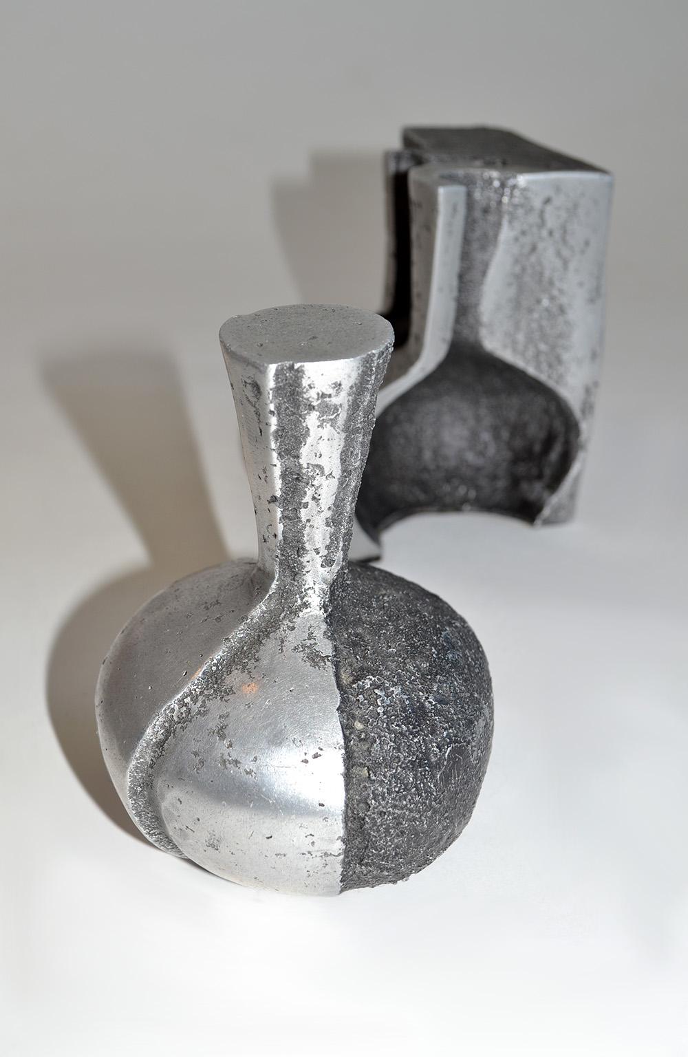 Fine XX secolo Jonathan Clarke Scultura in alluminio fuso a sabbia in due pezzi con base montata, Regno Unito, anni '80 in vendita