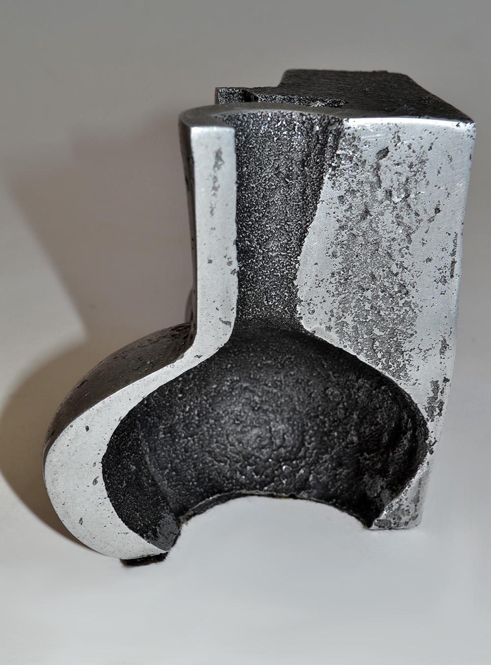 Jonathan Clarke Scultura in alluminio fuso a sabbia in due pezzi con base montata, Regno Unito, anni '80 in vendita 1
