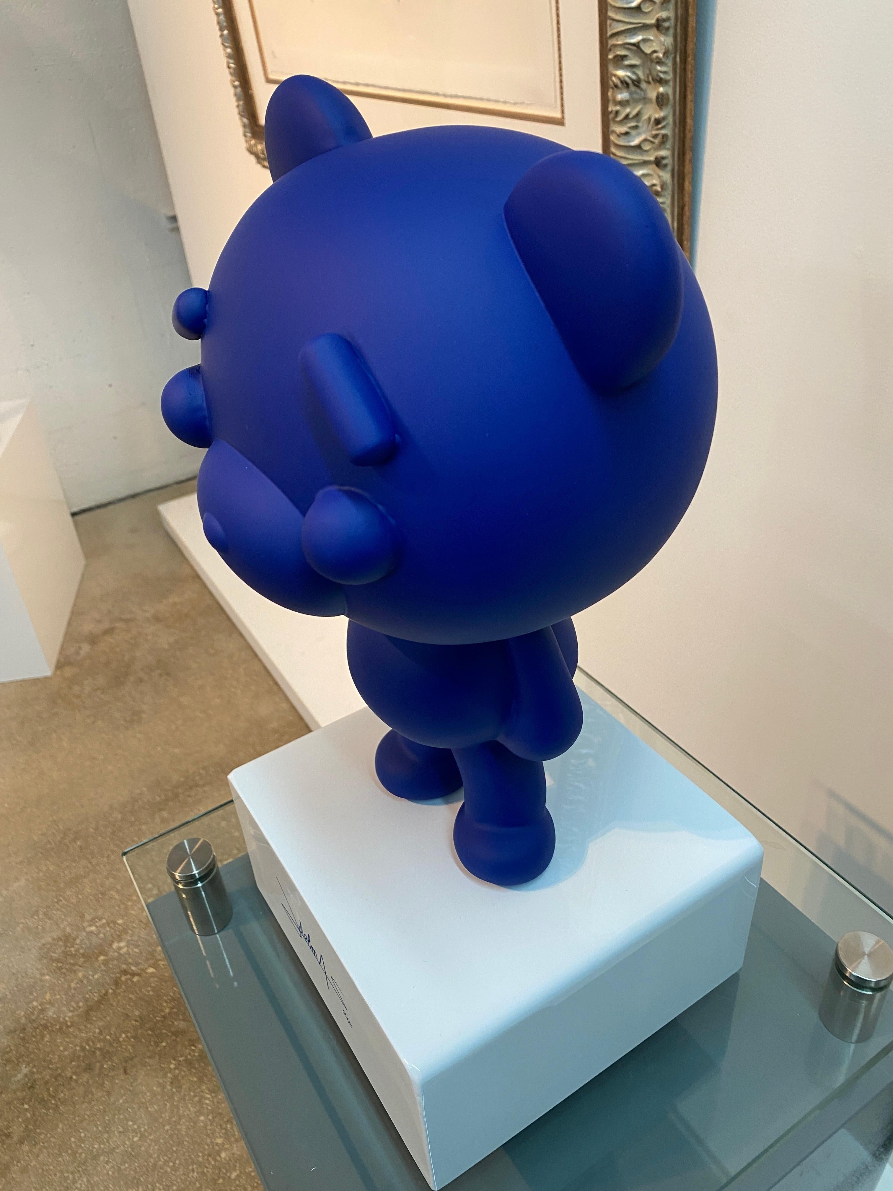 Teddy - Bleu Klein - Contemporain Sculpture par Jonathan Delmas