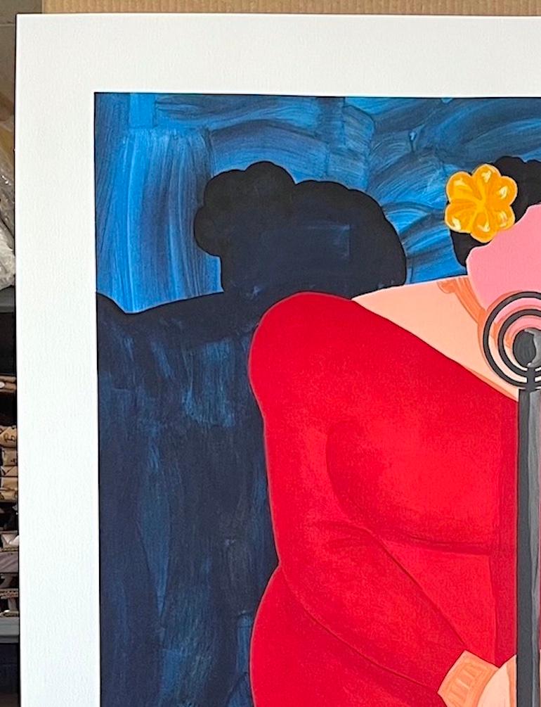 BESSIE MAE, litografia Linocut firmata, cantante donna di taglie forti su un palco con abito rosso - Figurative Print Blu di Jonathan Green