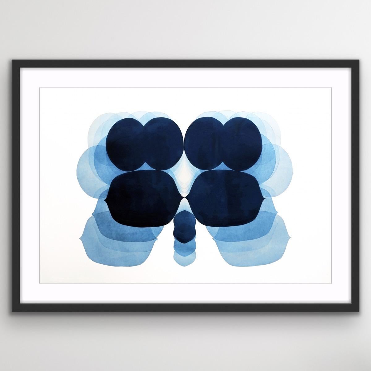 NV10, Abstraktes minimalistisches Gemälde, blaue und weiße Kunst, große zeitgenössische Kunst (Schwarz), Interior Print, von Jonathan Moss