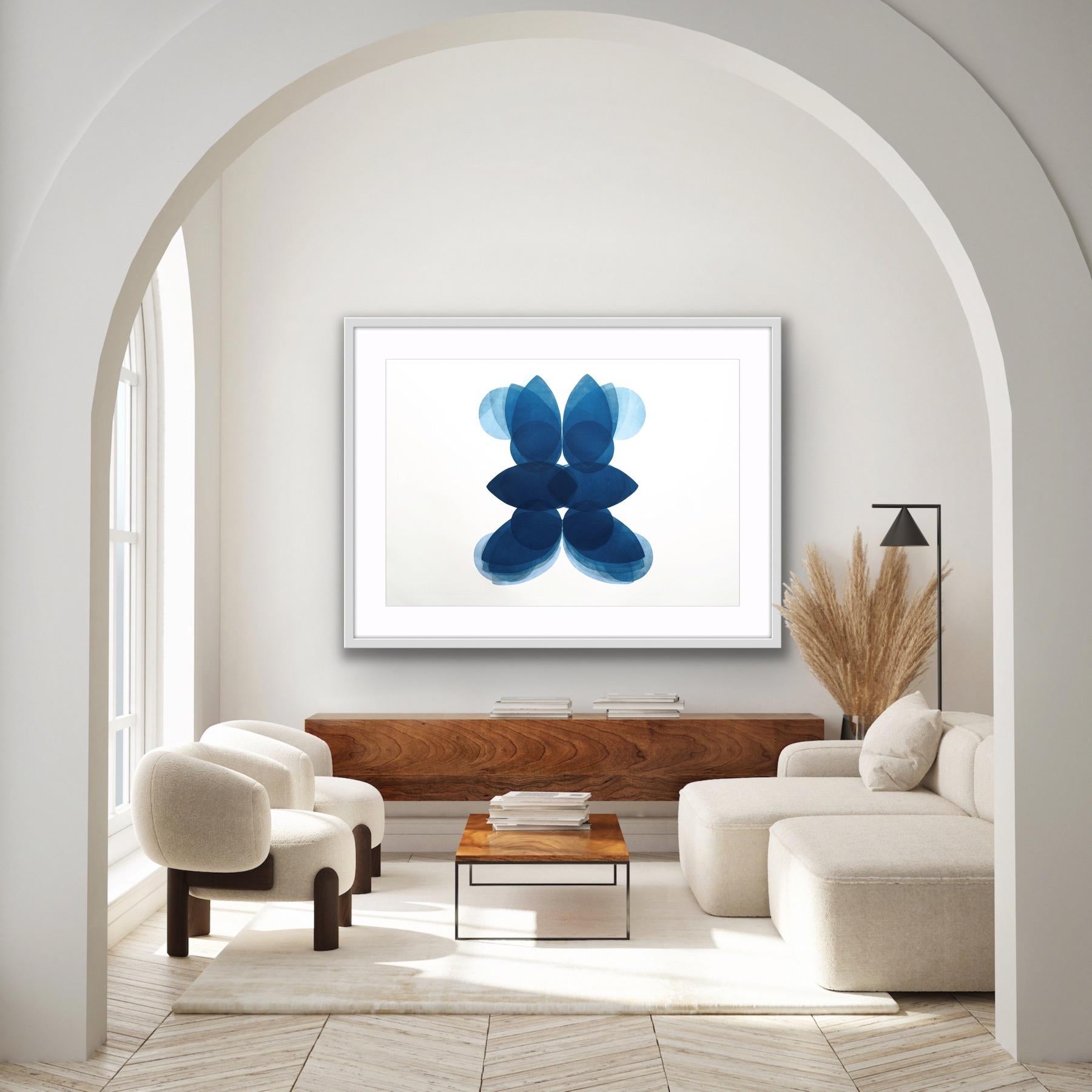 NV4, Einzigartiger abstrakter Druck, zeitgenössisches blau-weißes minimalistisches Kunstwerk – Print von Jonathan Moss