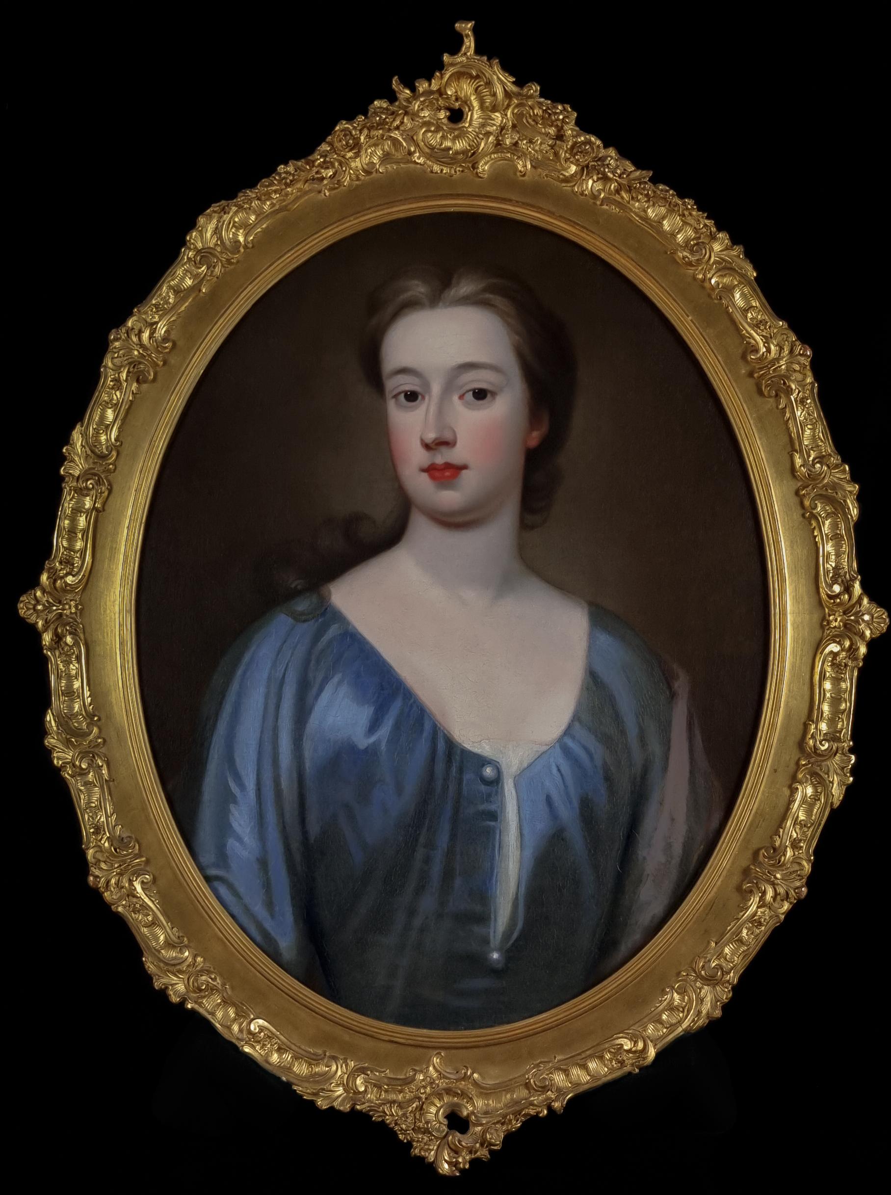 Diese schönen Porträts wurden um 1725 gemalt und sind schöne Beispiele für den englischen Porträtstil des achtzehnten Jahrhunderts.  Die eine Dargestellte trägt ein einfaches blaues Seidenkleid, die andere ein rotes Seidenkleid und ein Seidentuch im