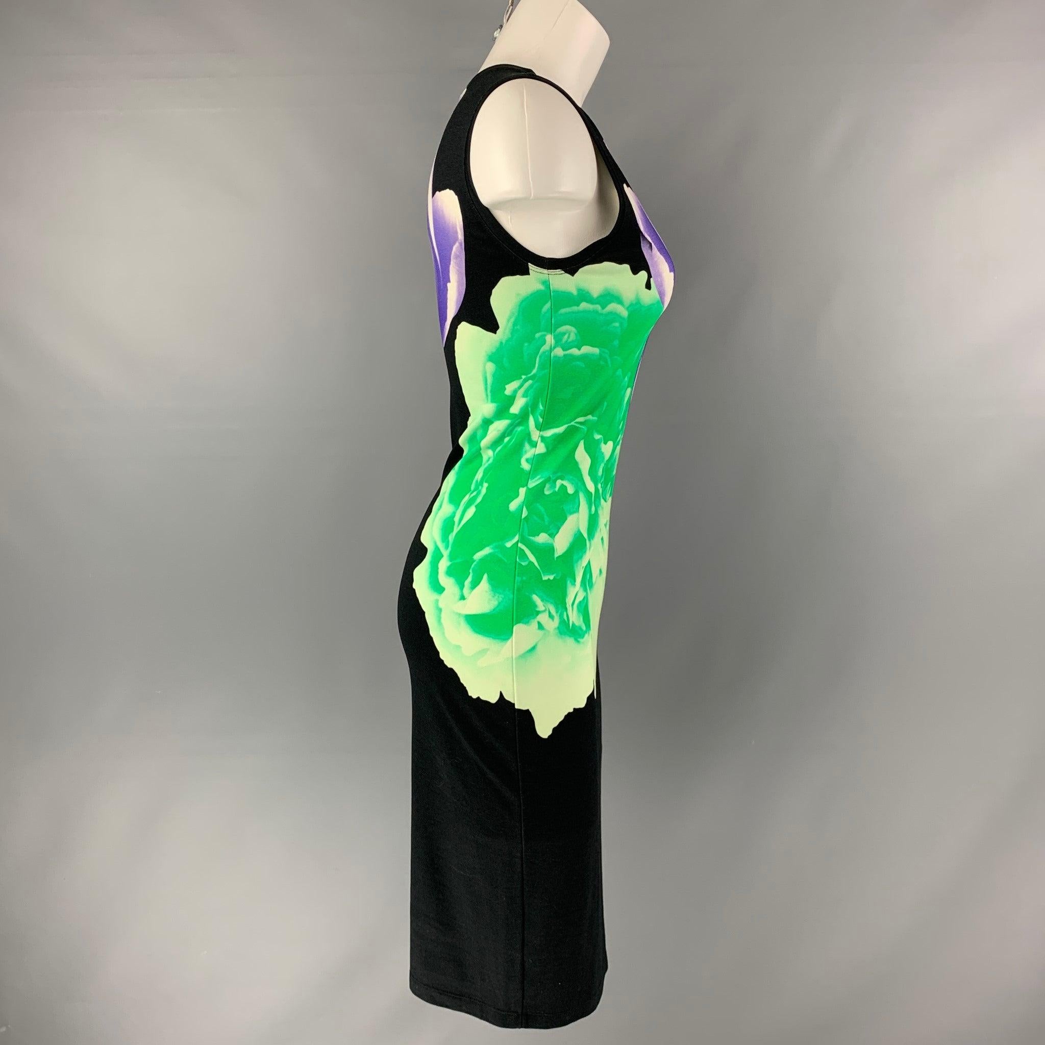 JONATHAN SAUNDERS sleeveless, bodycon and below knee dress comes in black, green and purple floral printed viscose and elastane knitted fabric. Made in Italy.Excellent Pre-Owned Conditions.  

Marked:   S 

Measurements: 
 
Shoulder: 13.5 inches