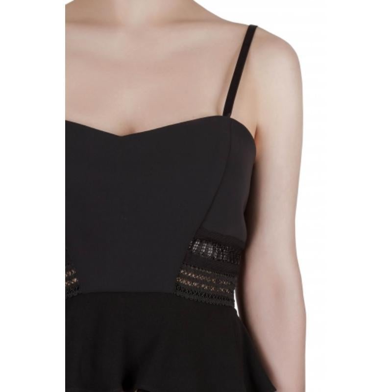 El top de Jonathan Simkhai es una pieza encantadora para vestir un conjunto discreto pero chic para tu look de noche. Adornado con un diseño peplum y una silueta sin mangas, este top recortado funciona mejor cuando se combina con unos pantalones de