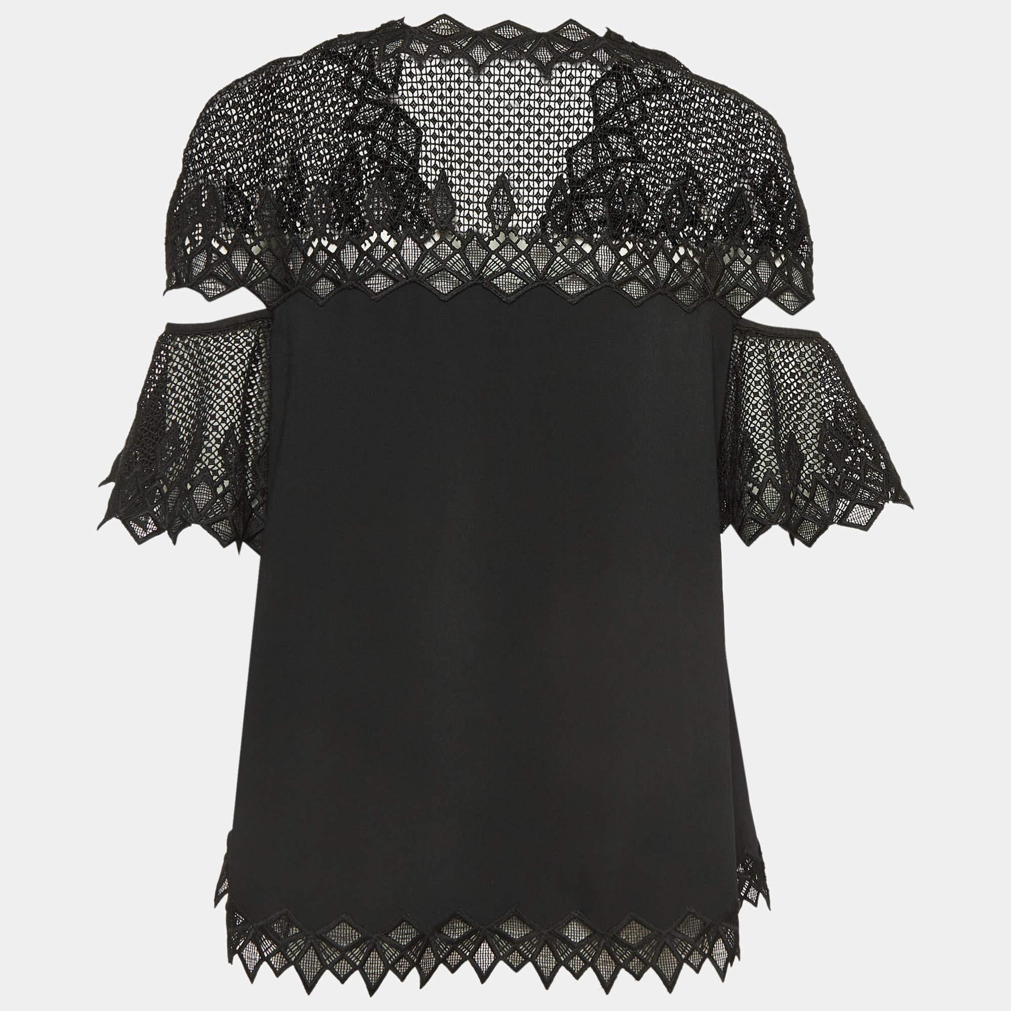 Complement your elegance with a lovely blouse like this one. With its pretty design and prime quality fabric, this blouse is the best pick to look sophisticated and poised.