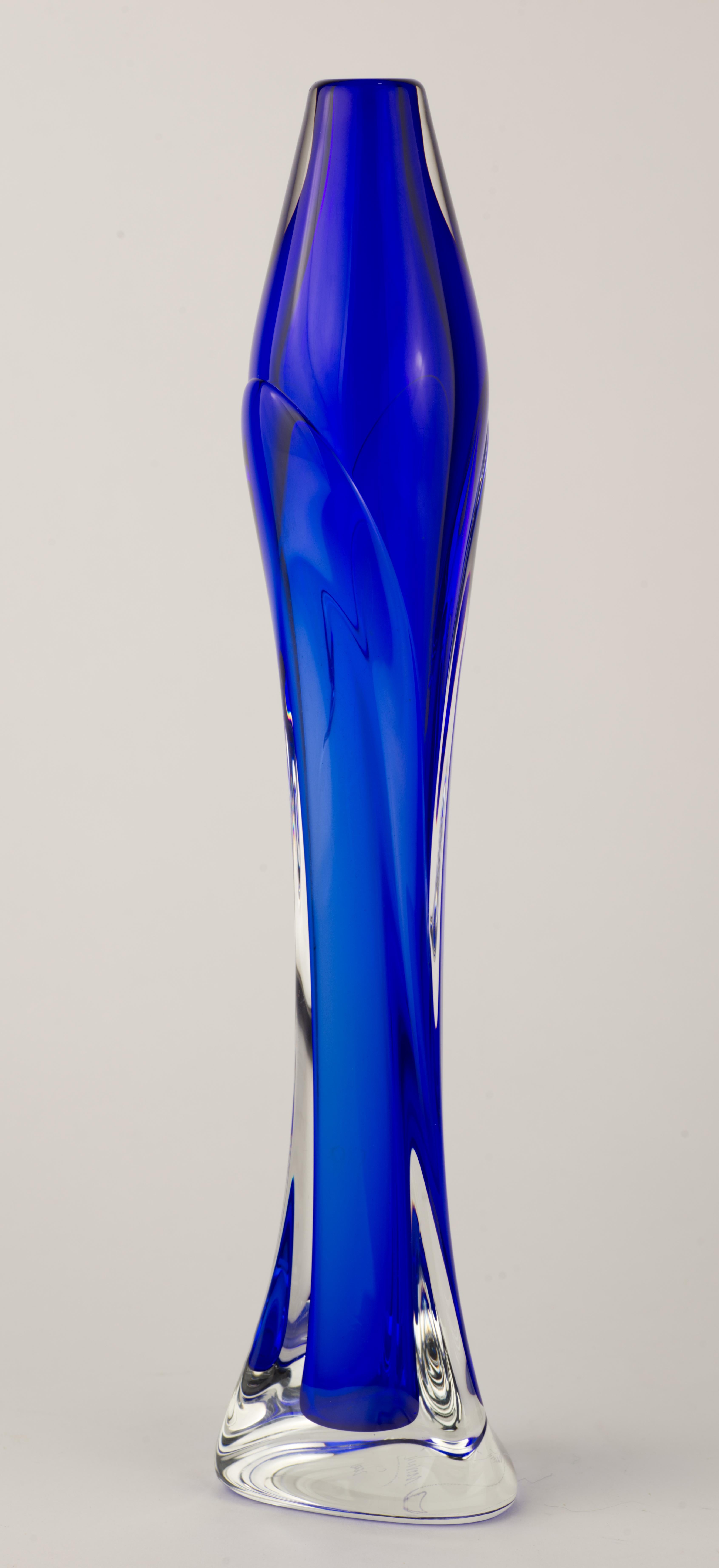  Le vase à bourgeons soufflé à la main a été réalisé dans une combinaison graphique de verre bleu cobalt entouré de verre transparent, selon la technique vénitienne du sommerso. La forme douce et sensuelle du vase crée un motif sculptural complexe,