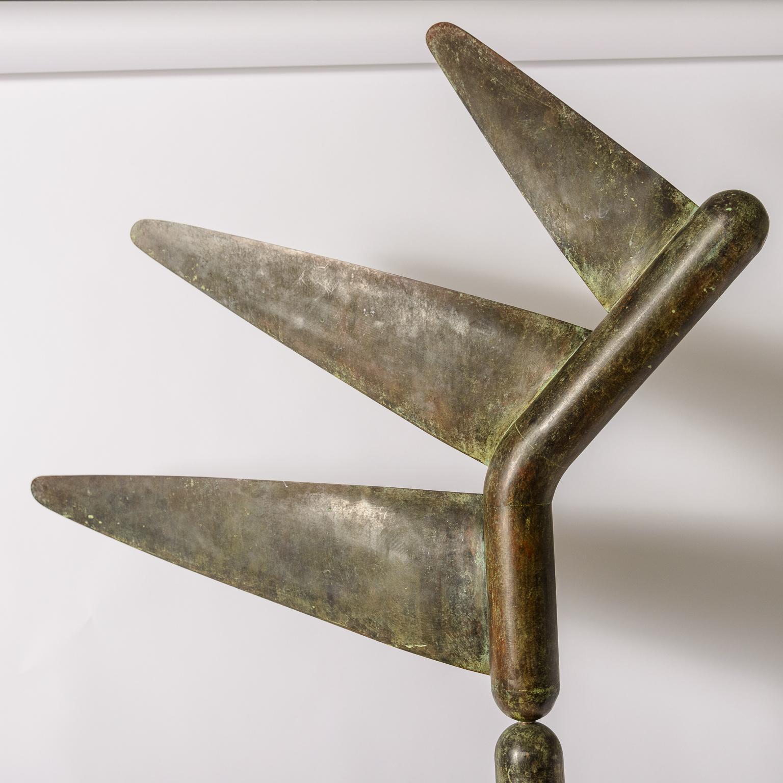 Una grande scultura di Jonathon Bonner
Sottile patina Verdi Gris
Top Form a foglia girevole
La base non è originale della scultura
(la scultura era originariamente all'aperto e fissata a un palo nel terreno)
la base è in acciaio saldato 24,25 x